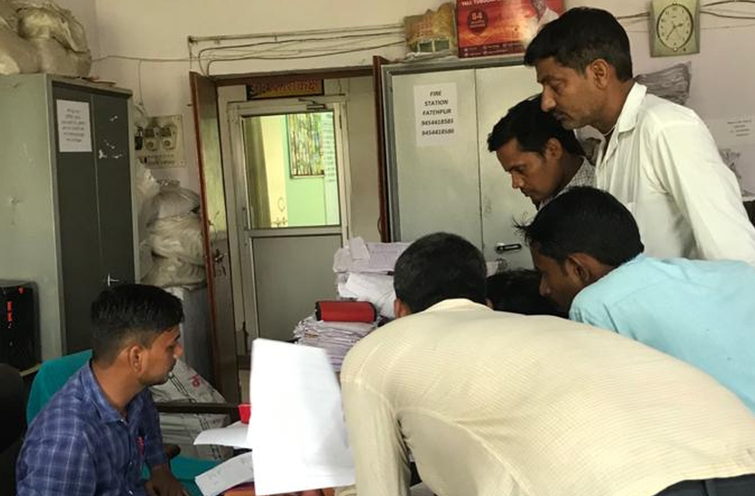 उप कृषि निदेशक कार्यालय में पीएम किसान सम्मान निधि की जांच करते अधिकारी उप कृषि निदेशक कार्यालय में पीएम किसान सम्मान निधि की जांच करते अधिकारी