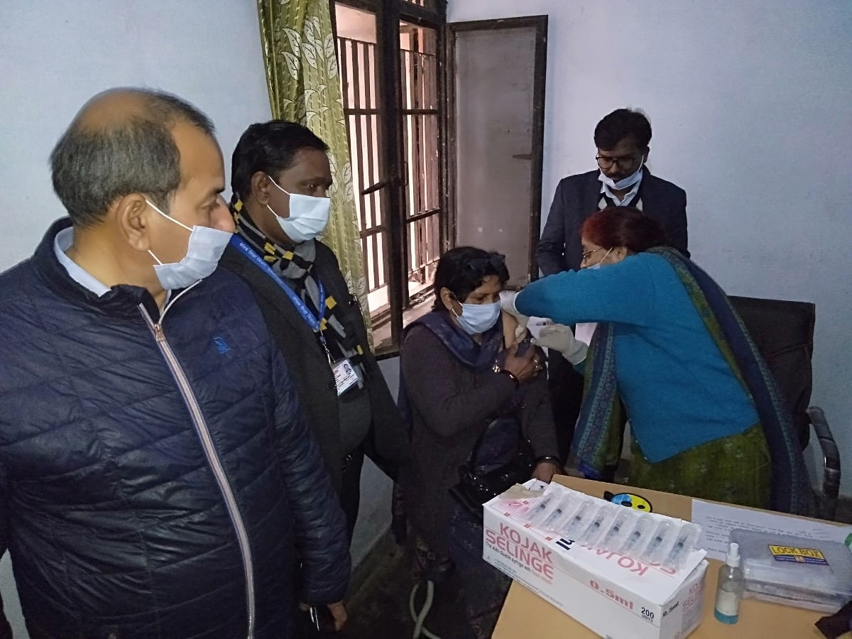 शाहपुर में कोरोना वैक्सीन का पूर्वाभ्यास करते स्वास्थ्य कर्मी शाहपुर में कोरोना वैक्सीन का पूर्वाभ्यास करते स्वास्थ्य कर्मी
