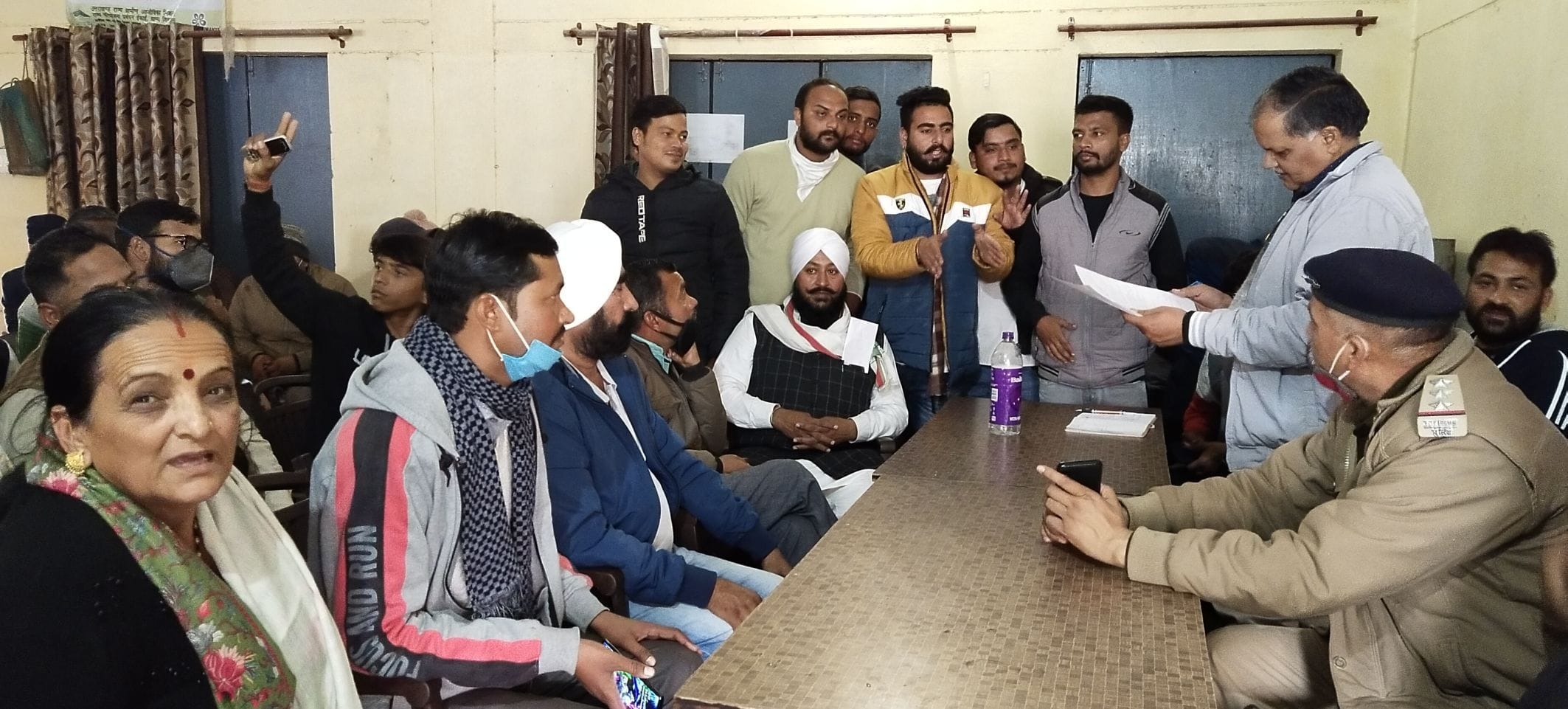 सितारगंज के सिसौना ग्राम पंचायत में बैठक में ग्रामीण व अधिकारीगण। सितारगंज के सिसौना ग्राम पंचायत में बैठक में ग्रामीण व अधिकारीगण।