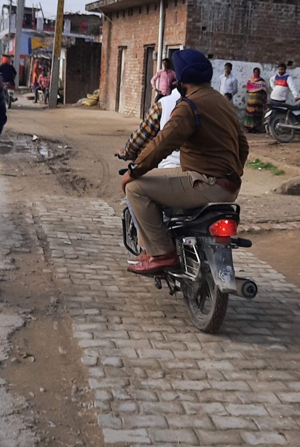 बाजपुर के गांव बांसखेड़ा विजय रम्पुरा में मंत्री पांडेय के कार्यक्रम की तरफ किसानों के जाने पर ब? बाजपुर के गांव बांसखेड़ा विजय रम्पुरा में मंत्री पांडेय के कार्यक्रम की तरफ किसानों के जाने पर ब?