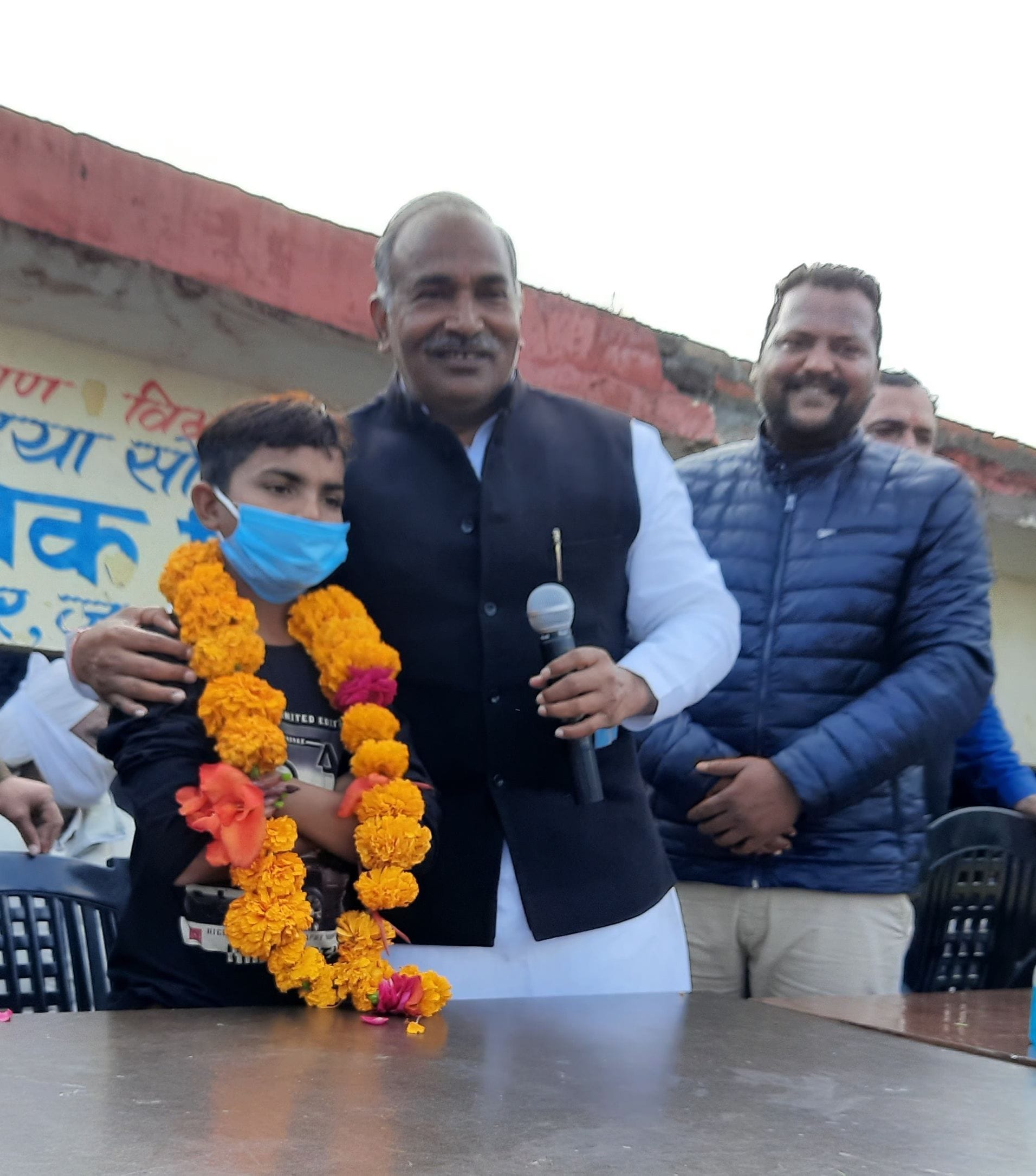 बाजपुर के गांव बांसखेडा विजय रम्पुरा में गोद लिए अनाथ बच्चे को सम्मानित करते शिक्षा मंत्री पांड? बाजपुर के गांव बांसखेडा विजय रम्पुरा में गोद लिए अनाथ बच्चे को सम्मानित करते शिक्षा मंत्री पांड?