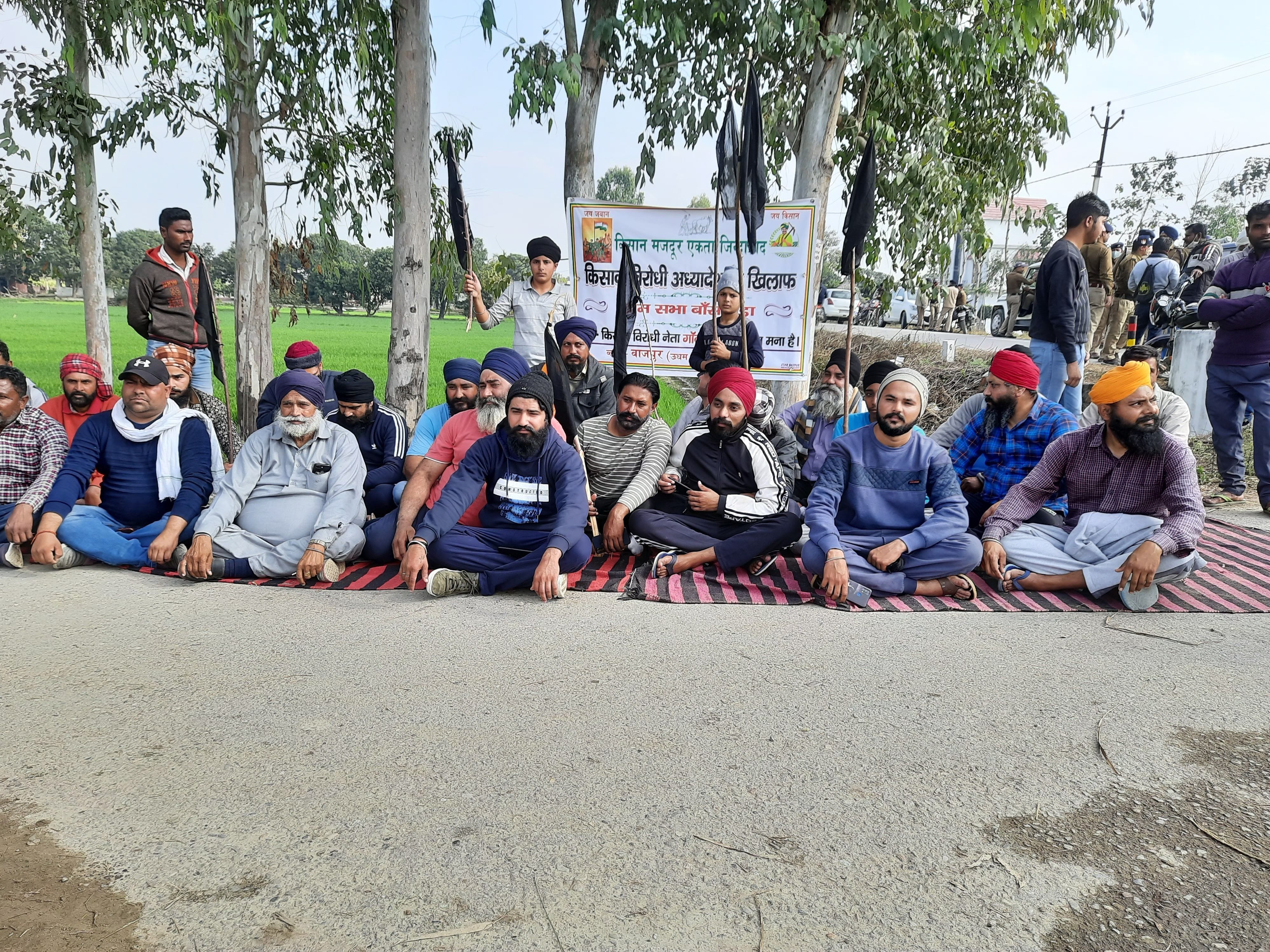 बाजपुर गांव बांसखेड़ा विजयरम्पुरा में सडक किनारे धरना देते किसान। बाजपुर गांव बांसखेड़ा विजयरम्पुरा में सडक किनारे धरना देते किसान।