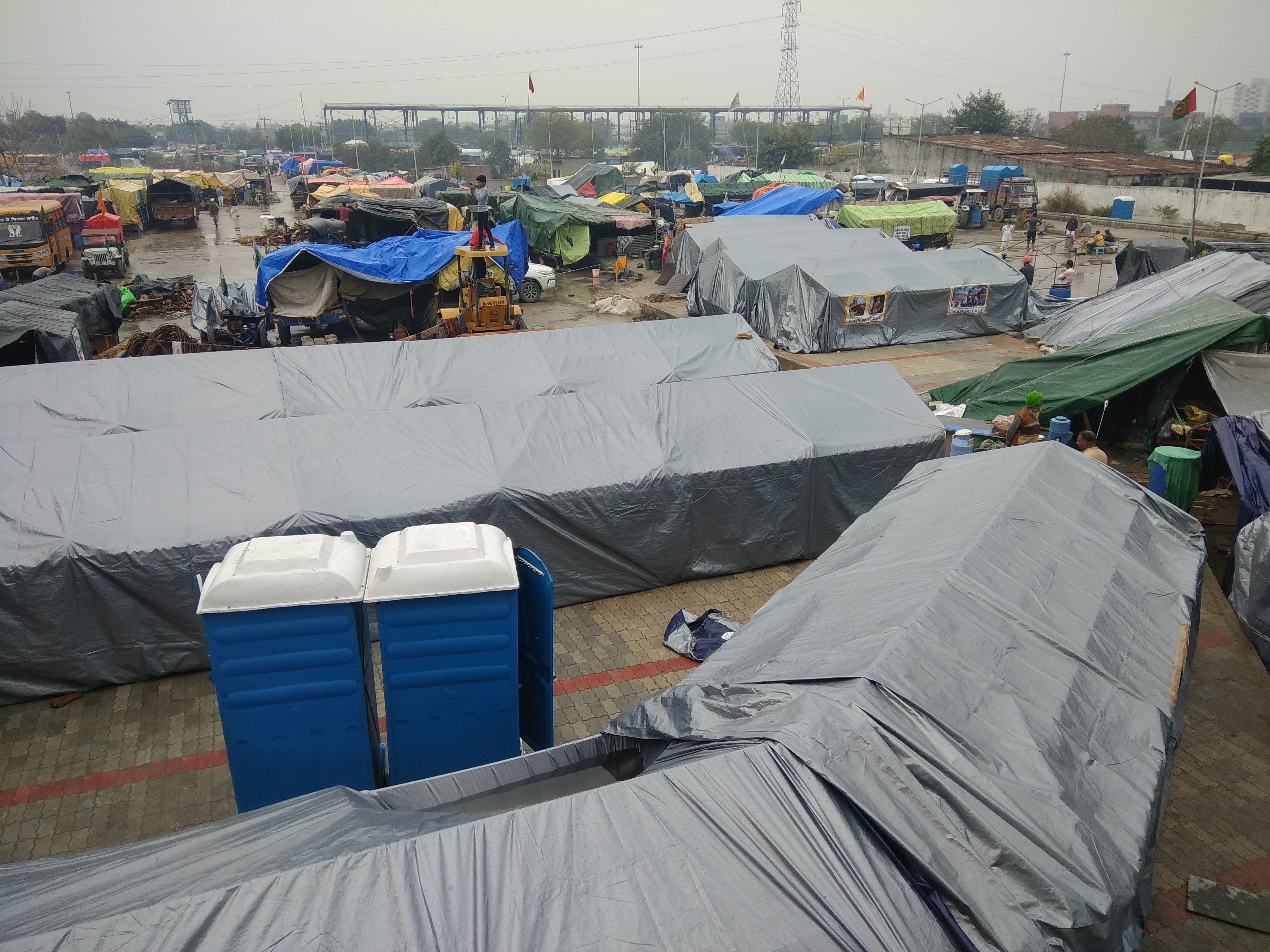 सोनिया मान द्वारा बहादुरगढ़ के नए बस अड्डा परिसर में किसानों के लिए लगवाए टेंट। संवाद सोनिया मान द्वारा बहादुरगढ़ के नए बस अड्डा परिसर में किसानों के लिए लगवाए टेंट। संवाद