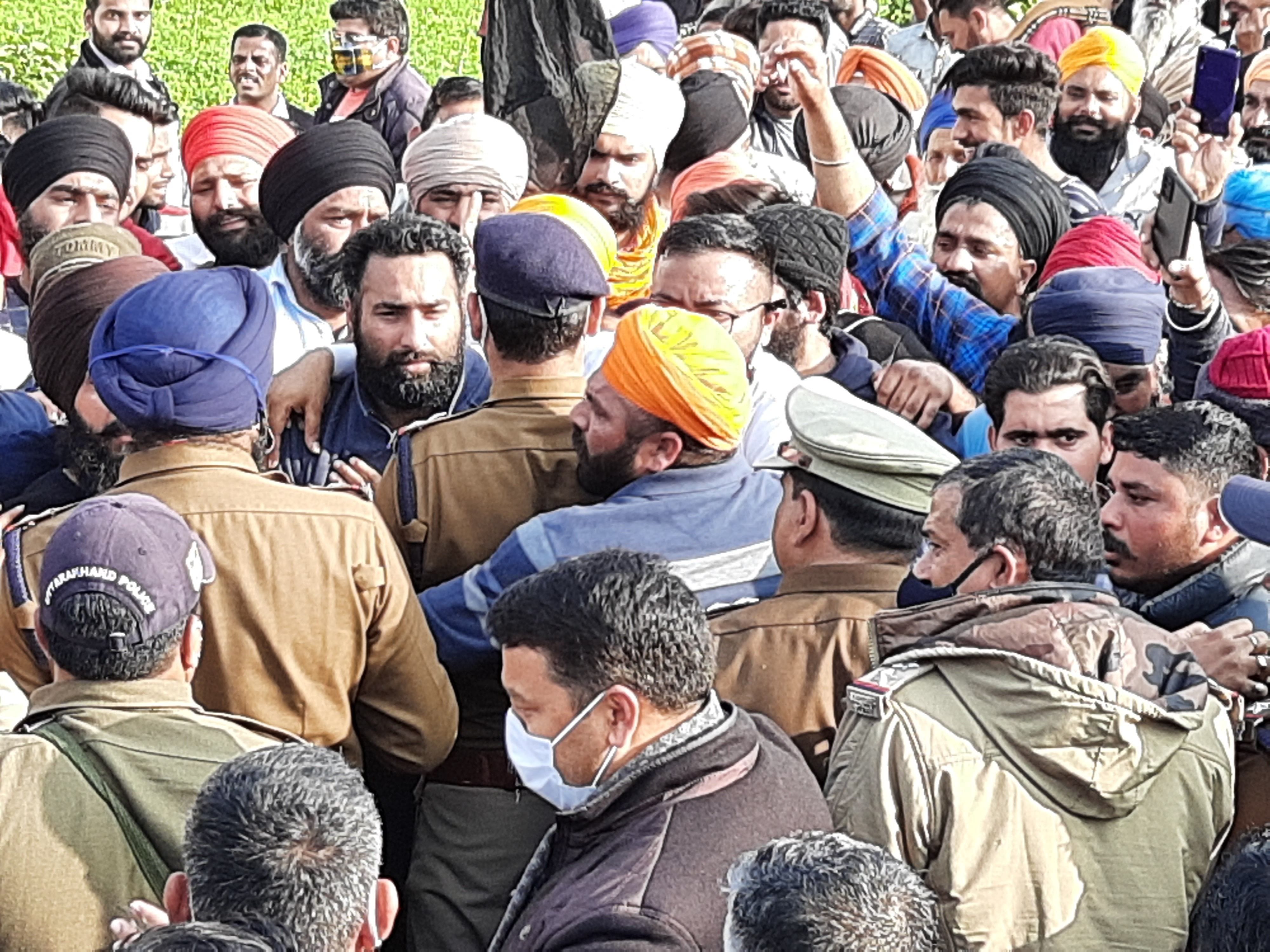 बाजपुर के गांव विजयरम्पुरा में हंगामा करते किसान। बाजपुर के गांव विजयरम्पुरा में हंगामा करते किसान।