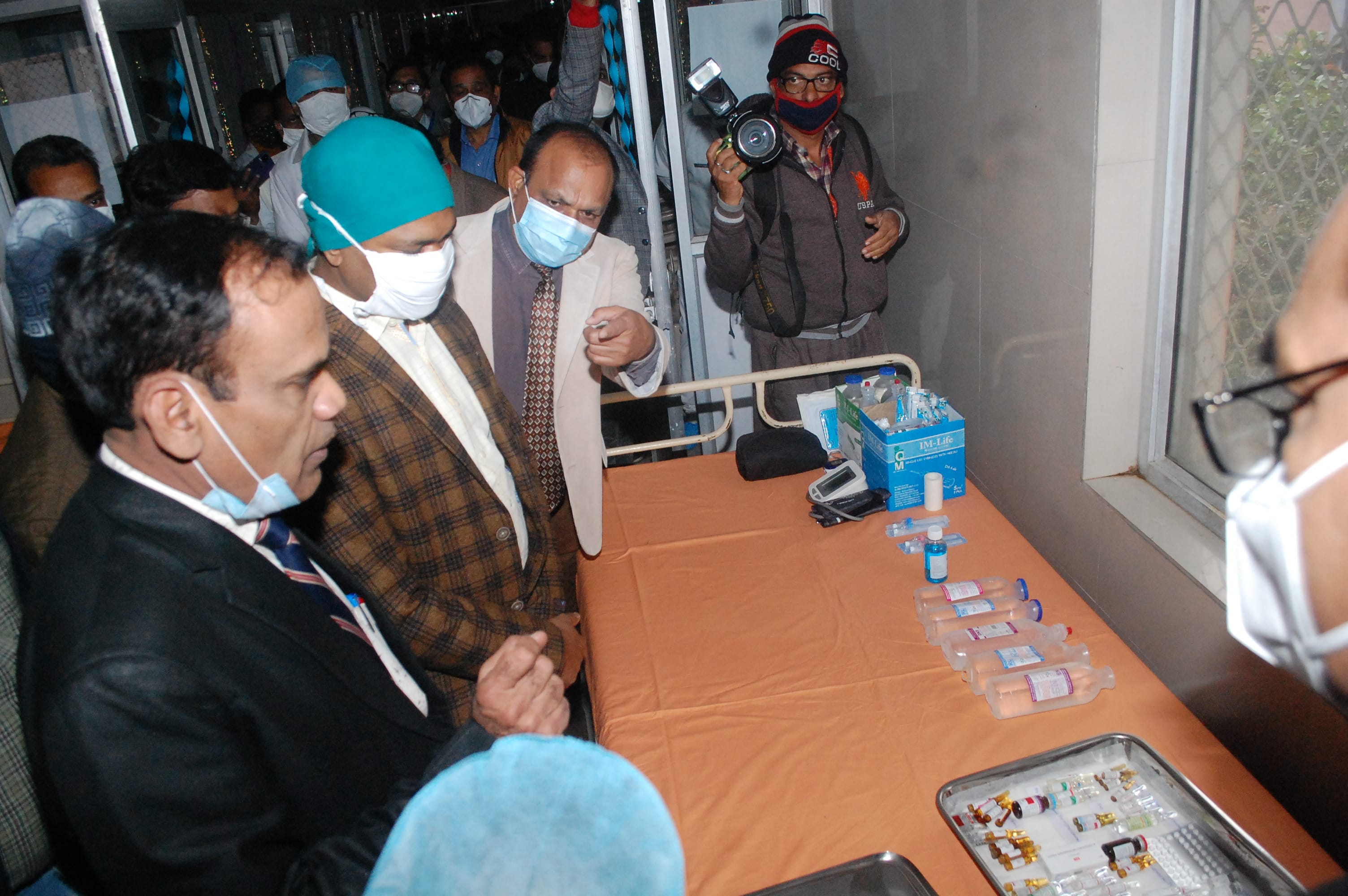 जिला अस्पताल में कोविड 19 बुथ का निरीक्षण करते जिलाधिकारी ए दिनेश कुमार