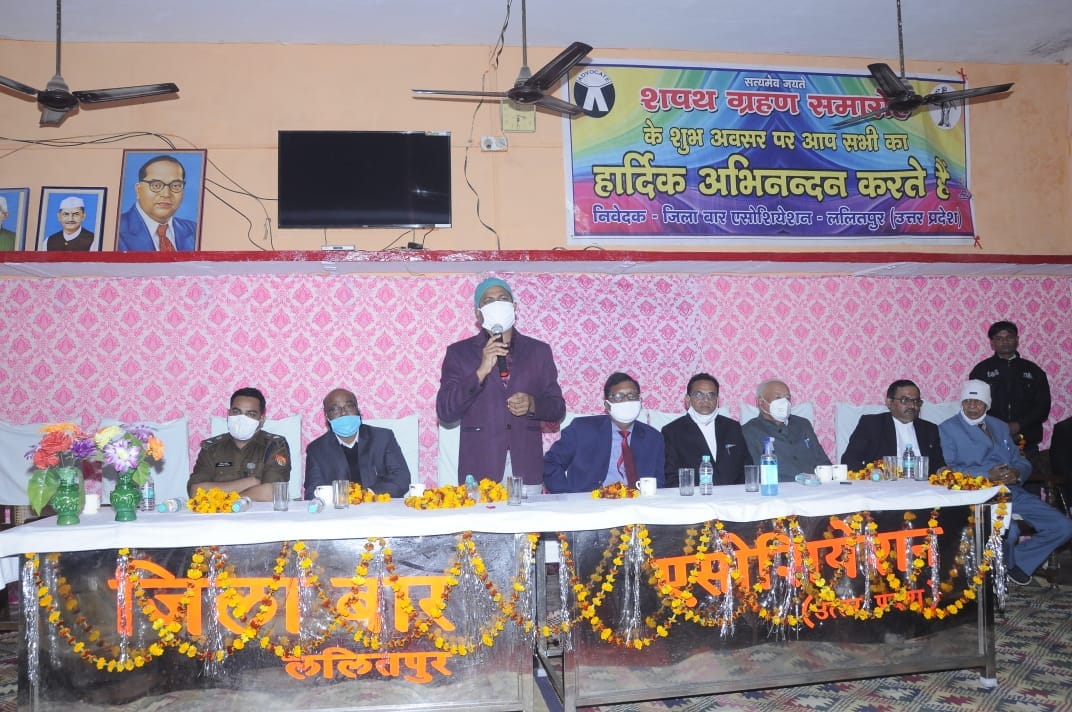 कचहरी मे स्थित जिला बार सभागार में अधविक्ताओं को संबोधित करते जिलाधिकारी