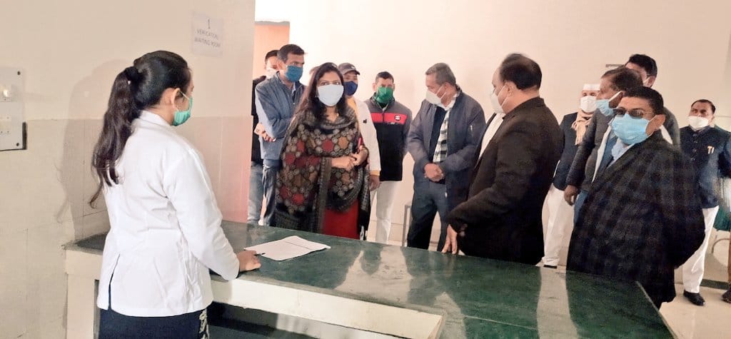 शहर के शांति मदन हॉस्पिटल में टीकाकरण पूर्वाभ्यास का जायजा लेती डीएम। शहर के शांति मदन हॉस्पिटल में टीकाकरण पूर्वाभ्यास का जायजा लेती डीएम।