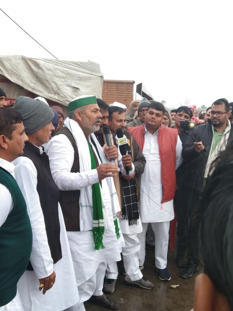 डीघल टोल प्लाजा पर किसानों को संबोधित करते राकेश टिकैत। संवाद