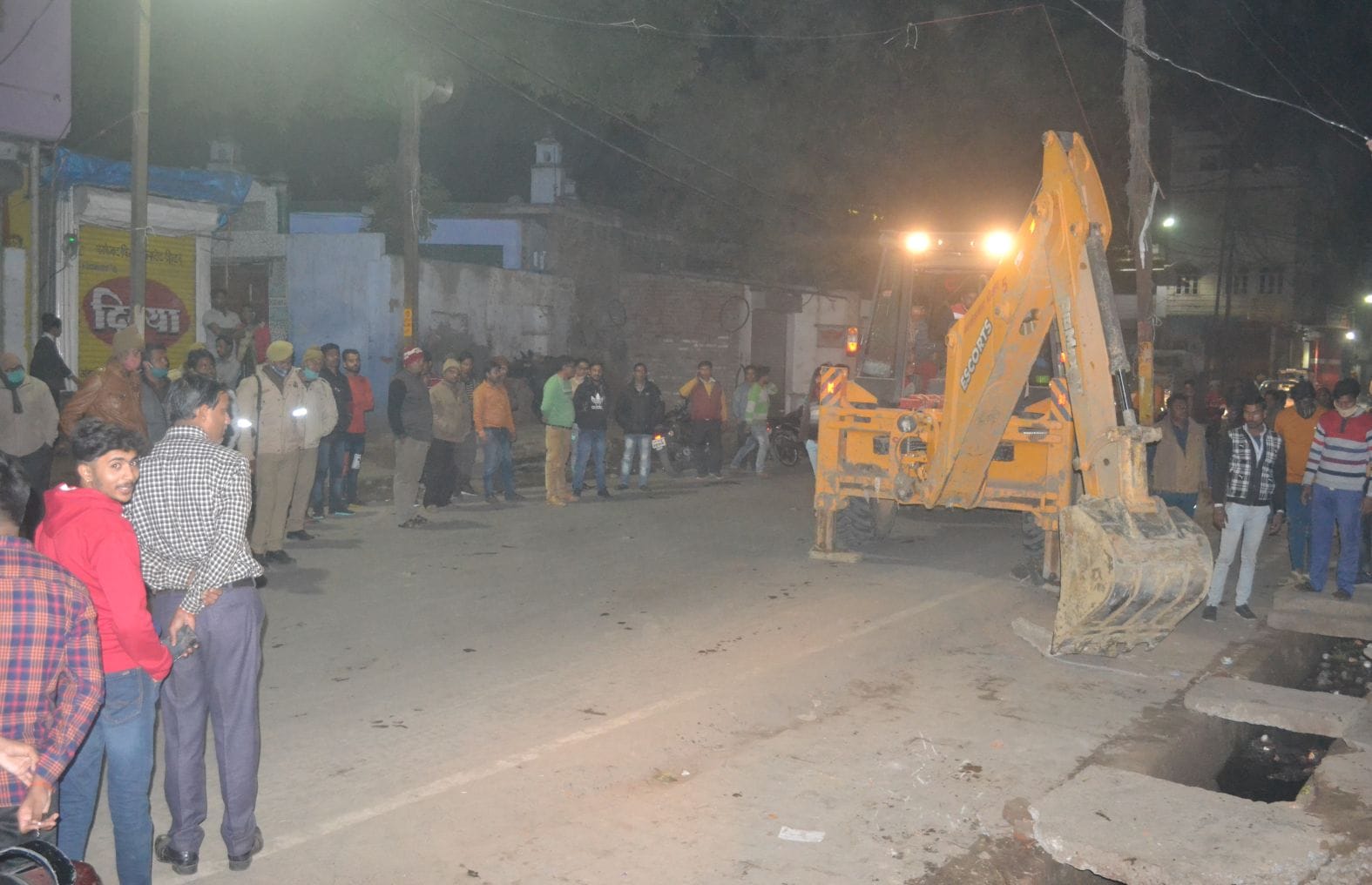 शहर के लाल गेट पर देर रात अतिक्रमण हटाती जेसीबी। संवाद शहर के लाल गेट पर देर रात अतिक्रमण हटाती जेसीबी। संवाद