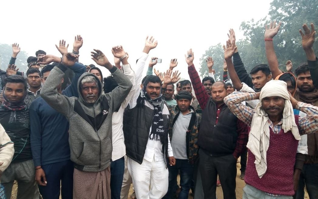 Villagers jammed, stopped under-pass work Villagers jammed, stopped under-pass work