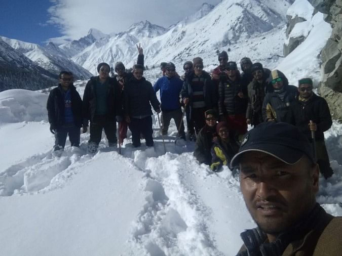किन्नौर के ग्रामीण रूटों पर तीसरे दिन भी नहीं दौड़ीं बसें किन्नौर जिले के छितकुल में तीन फीट बर्फबारी होने के बाद गांव के युवकों का एक समूह पैदल चलने के लिए