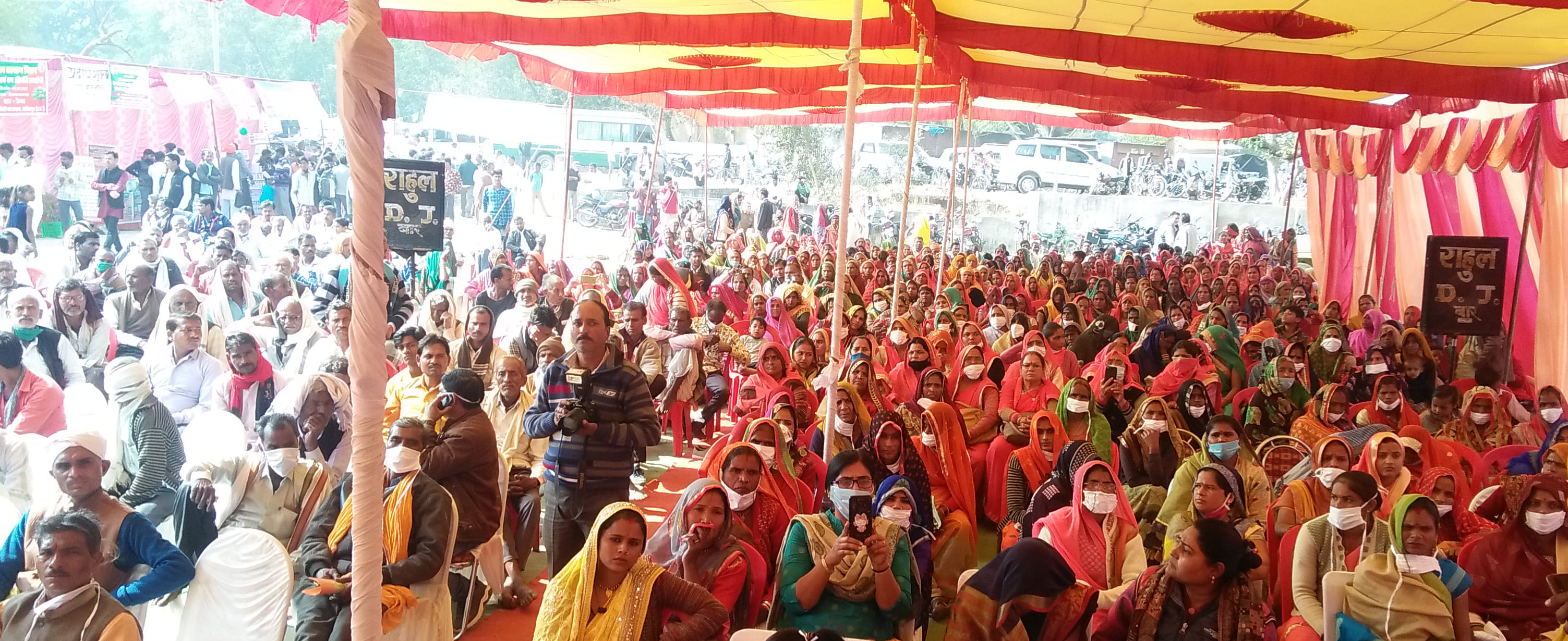 बार में कृषि गोष्ठी में बैठे किसान बार में कृषि गोष्ठी में बैठे किसान