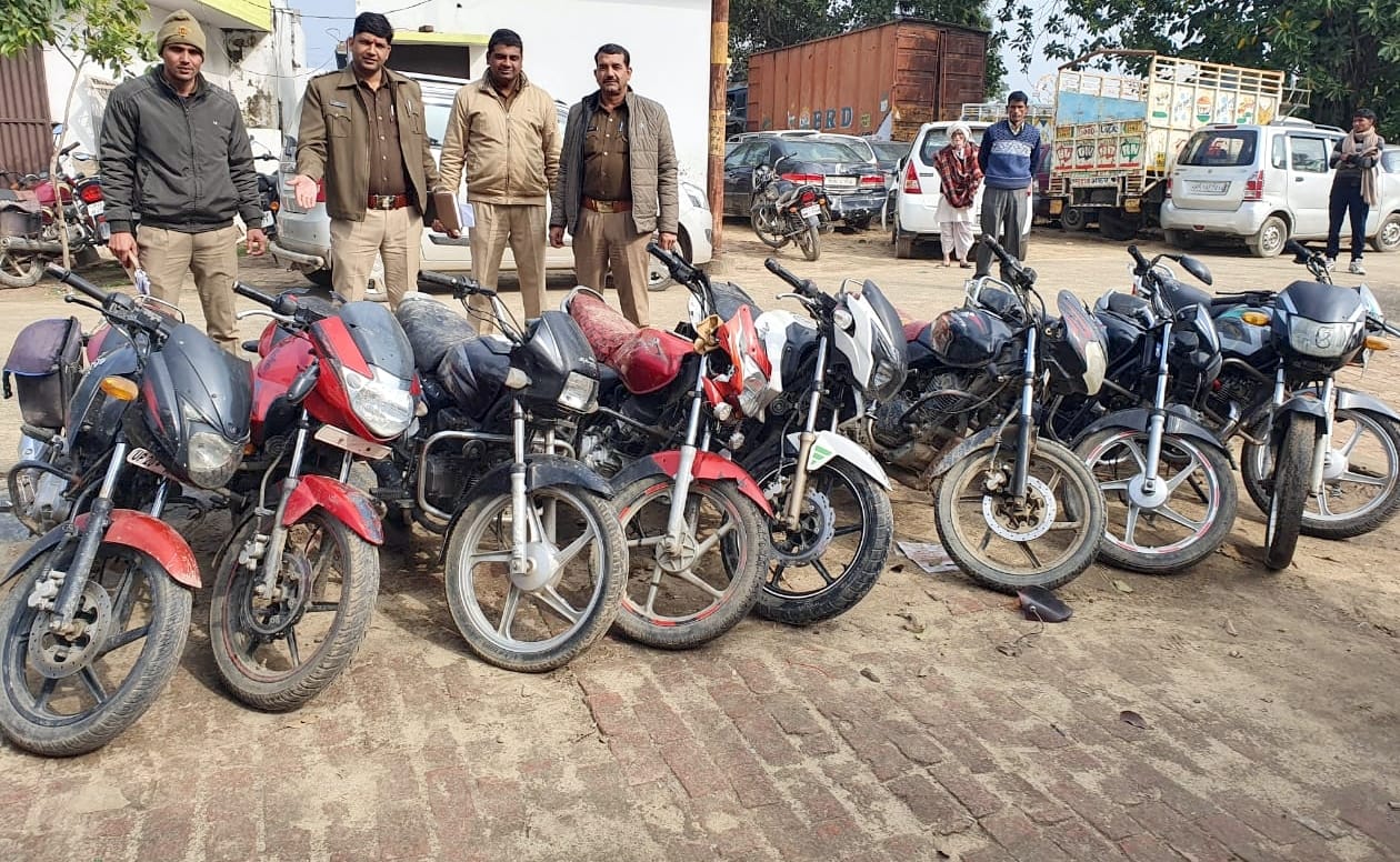 बिजनौर के चांदपुर में पकड़ी गई चोरी की बाइक। बिजनौर के चांदपुर में पकड़ी गई चोरी की बाइक।