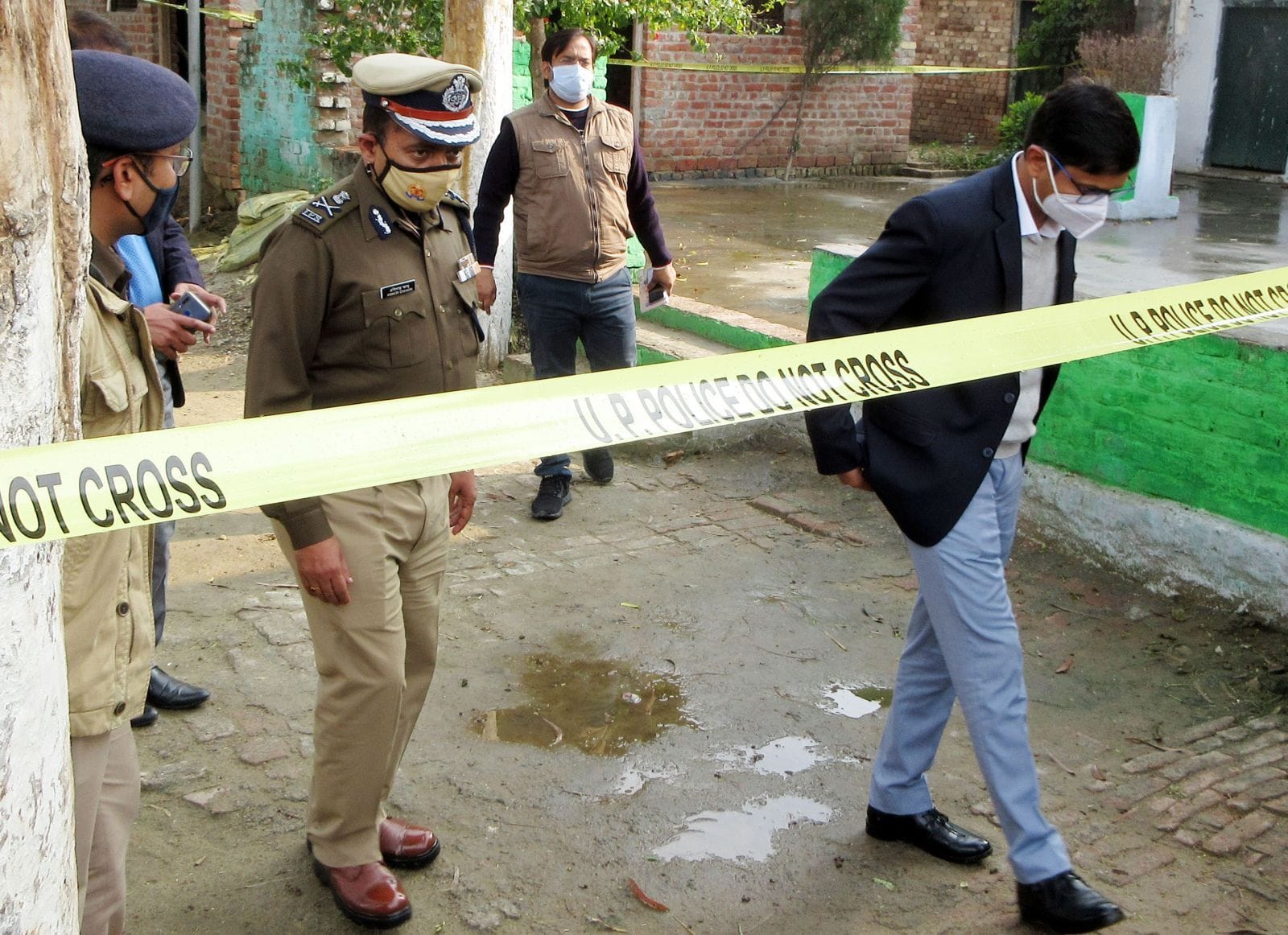 बदायूं दुष्कर्म-हत्या: घटना स्थल का मुआयना करते एडीजी अविनाश चंद्र, डीएम कुमार प्रशांत और एसएसपी 