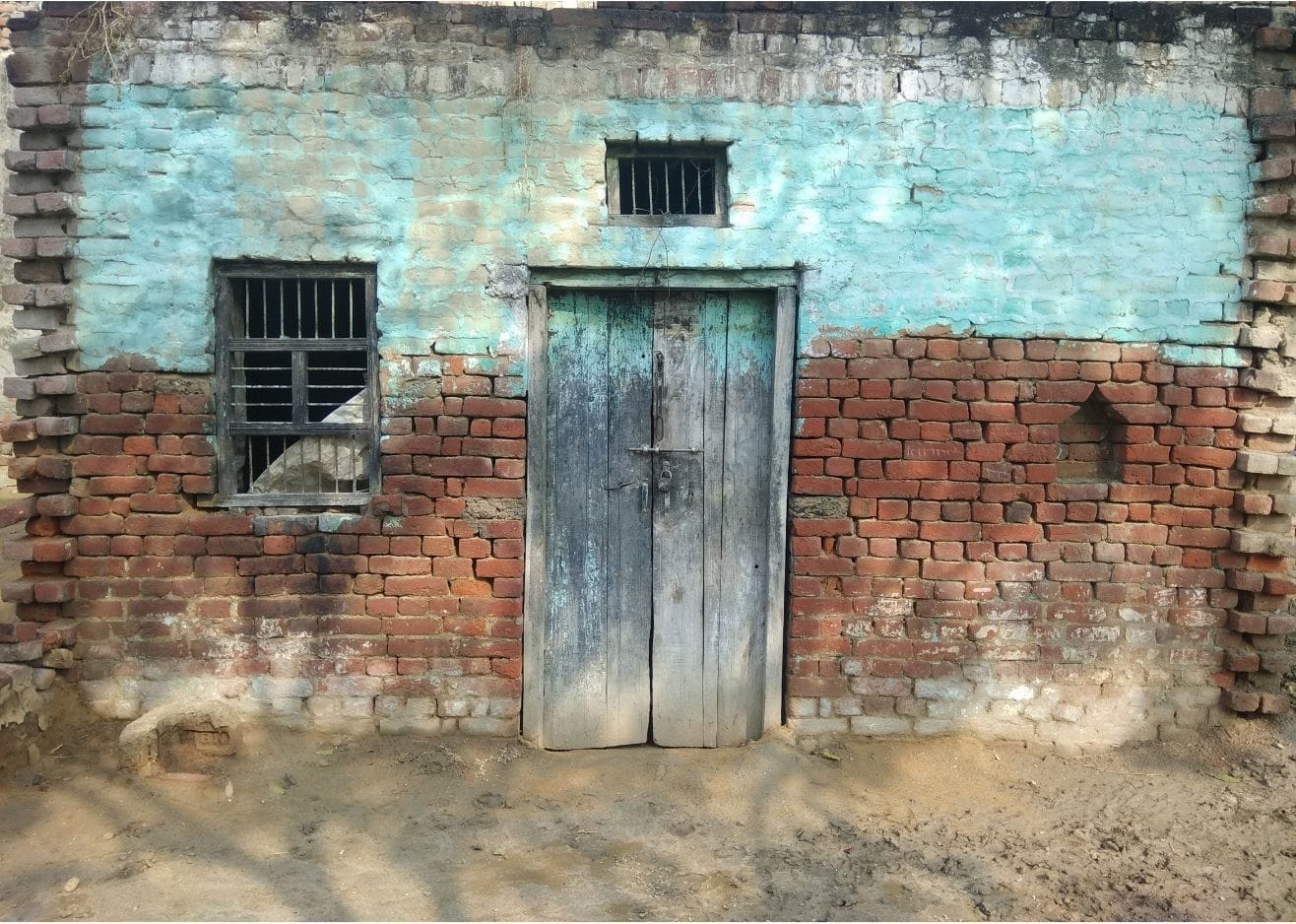  बंद कमरे से लगा हुआ ताला 