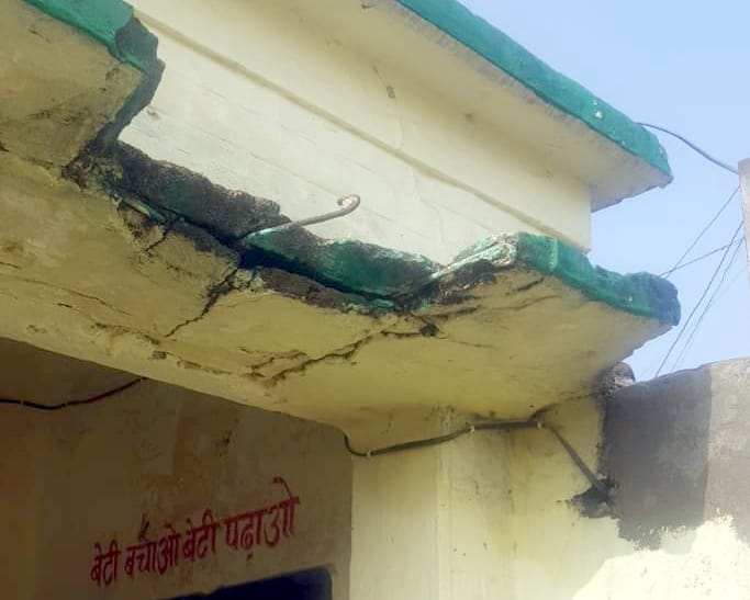 बिजनौर के हेमराज कालोनी के प्राथमिक विद्यालय के भवन में आई दरार। बिजनौर के हेमराज कालोनी के प्राथमिक विद्यालय के भवन में आई दरार।