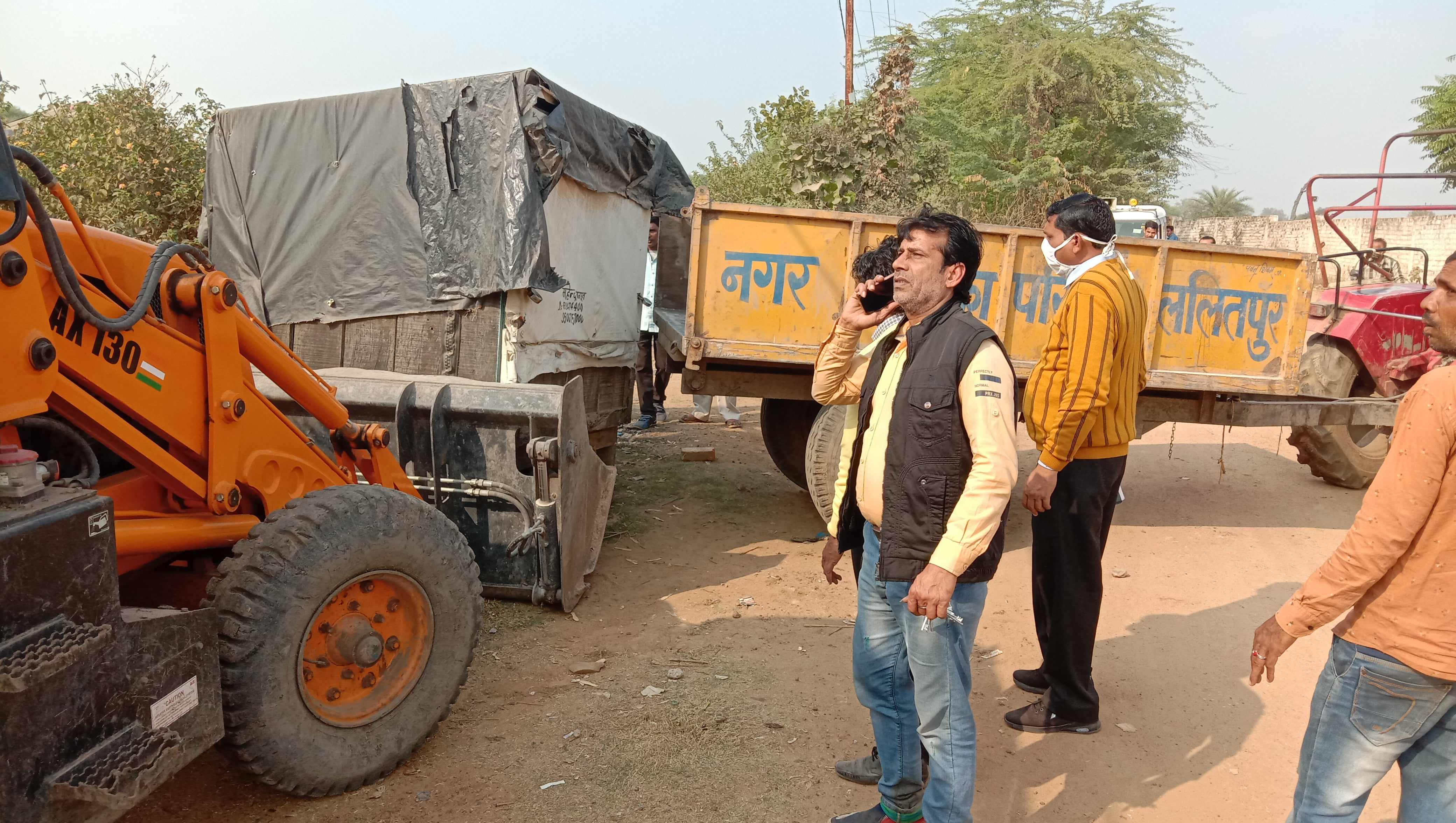 गुमटियों को जेसीबी मशीन द्वारा उठाकर ट्रालियों में रखते नगर पालिका कर्मी गुमटियों को जेसीबी मशीन द्वारा उठाकर ट्रालियों में रखते नगर पालिका कर्मी