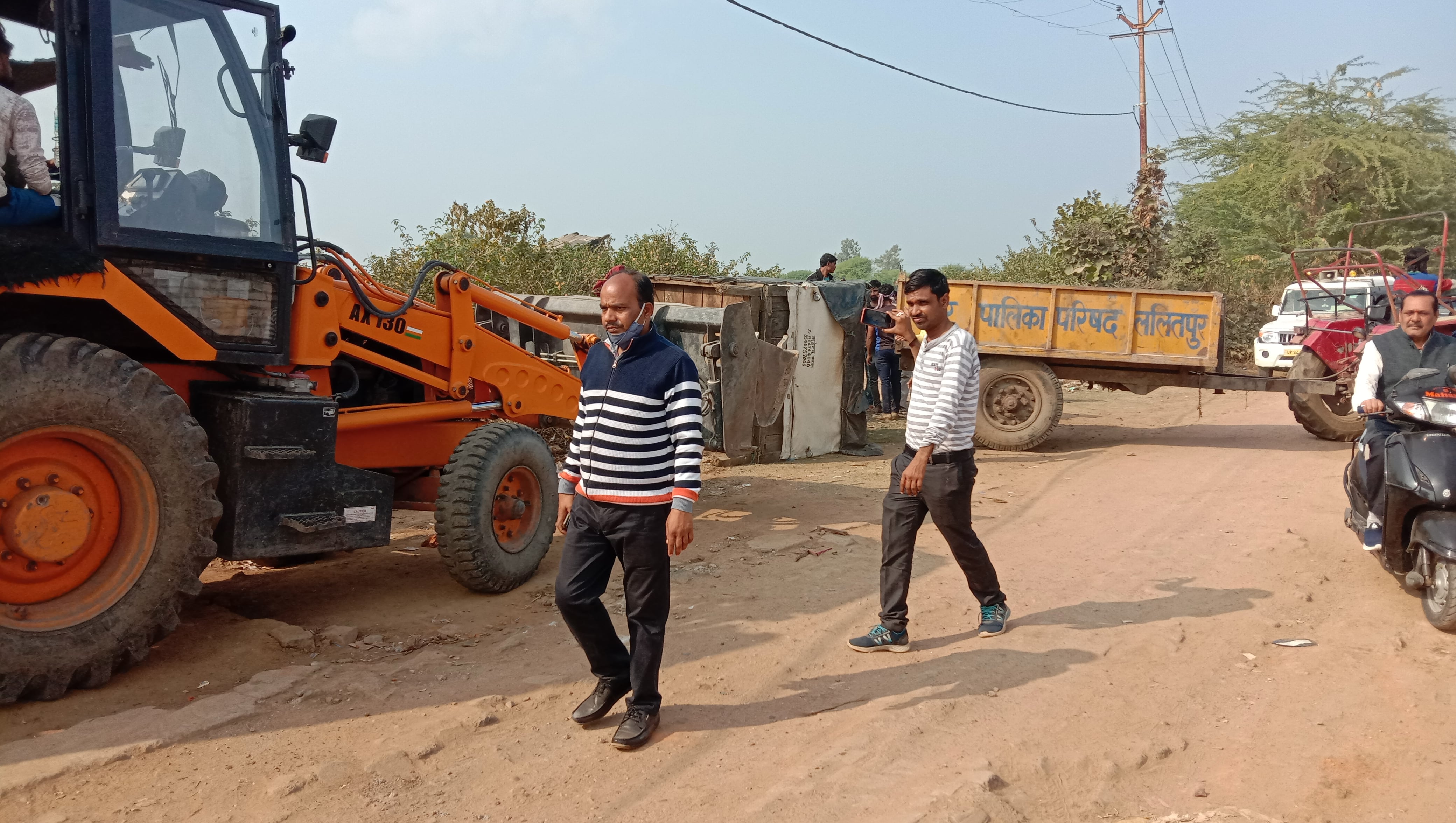 एआरटीओ कार्यालय के पास जेसीबी मशीन गुमटियों हटाते नगर पालिका कर्मी एआरटीओ कार्यालय के पास जेसीबी मशीन गुमटियों हटाते नगर पालिका कर्मी