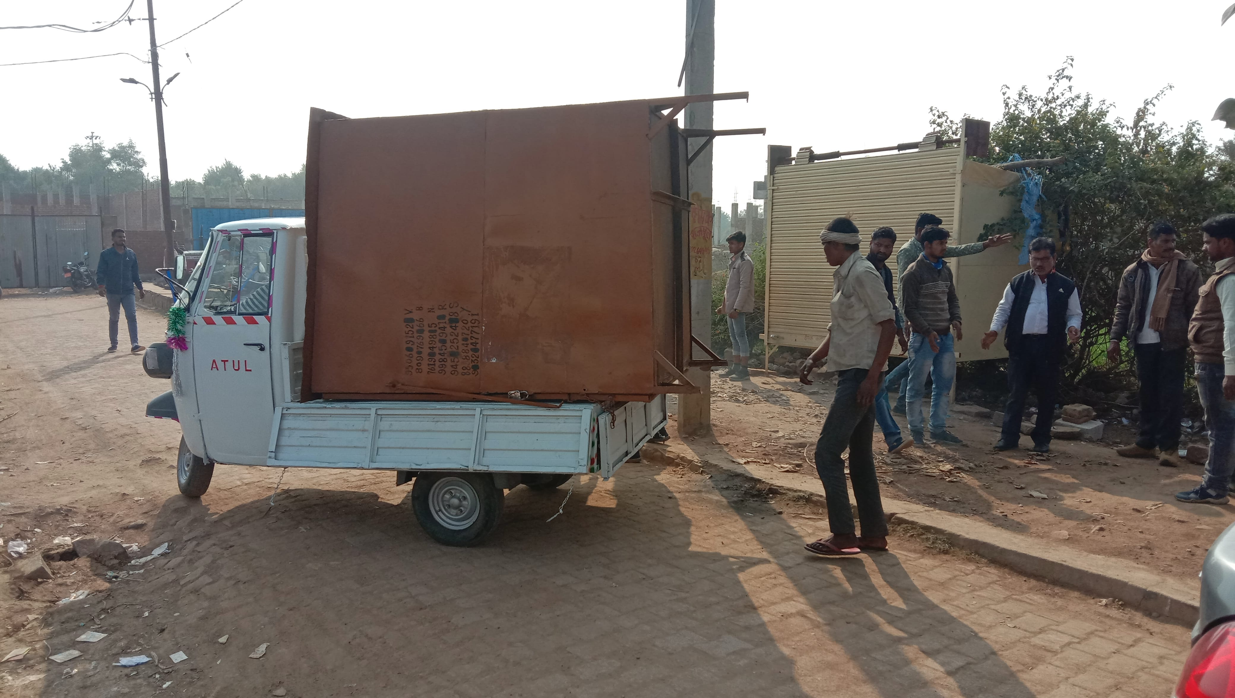 एआरटीओ कार्यालय के पास से गुमटियां हटाते लोग एआरटीओ कार्यालय के पास से गुमटियां हटाते लोग