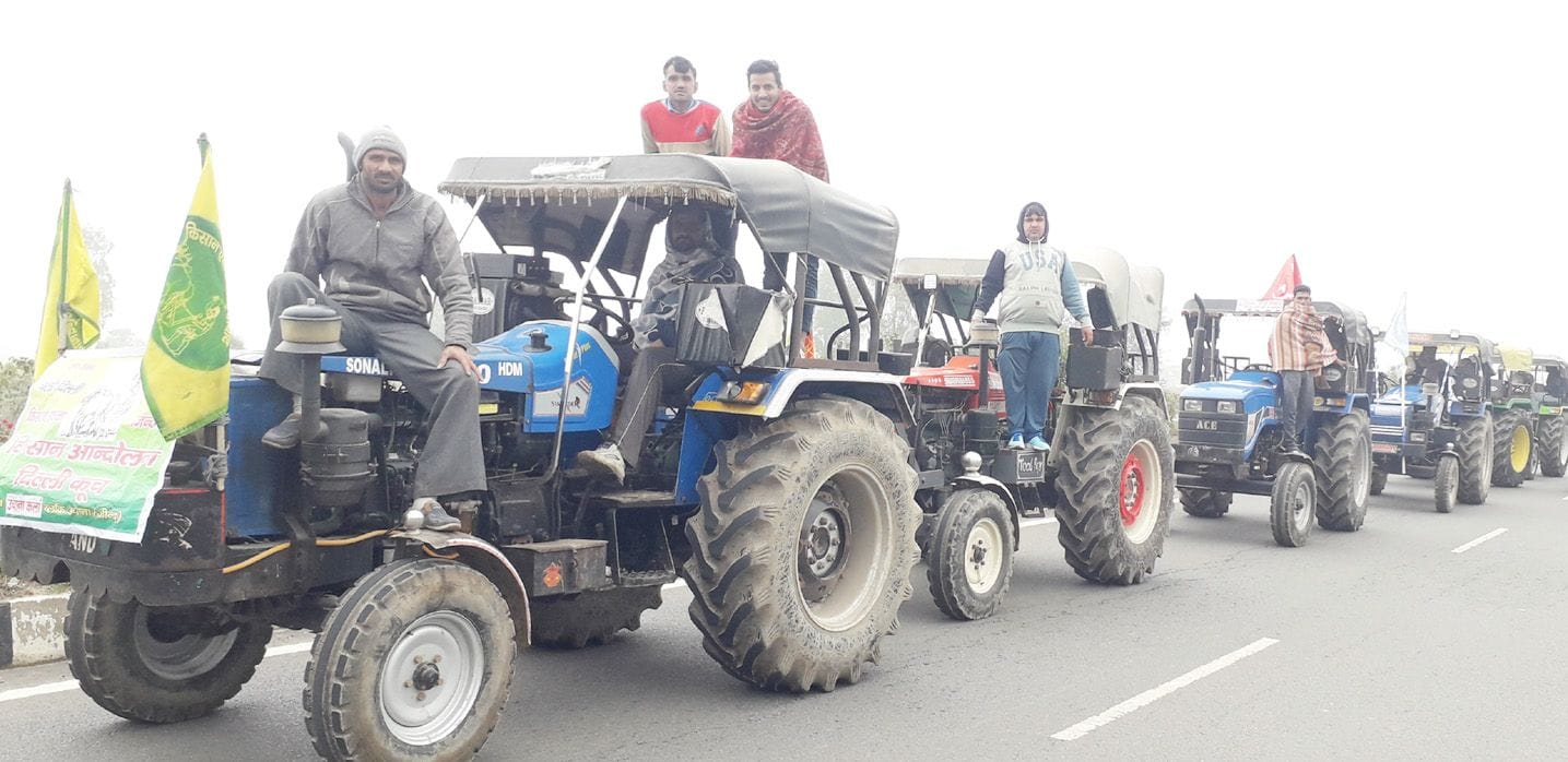 हाईवे पर खटकड़ टोल पर ट्रैक्टर मार्च निकालते किसान। संवाद