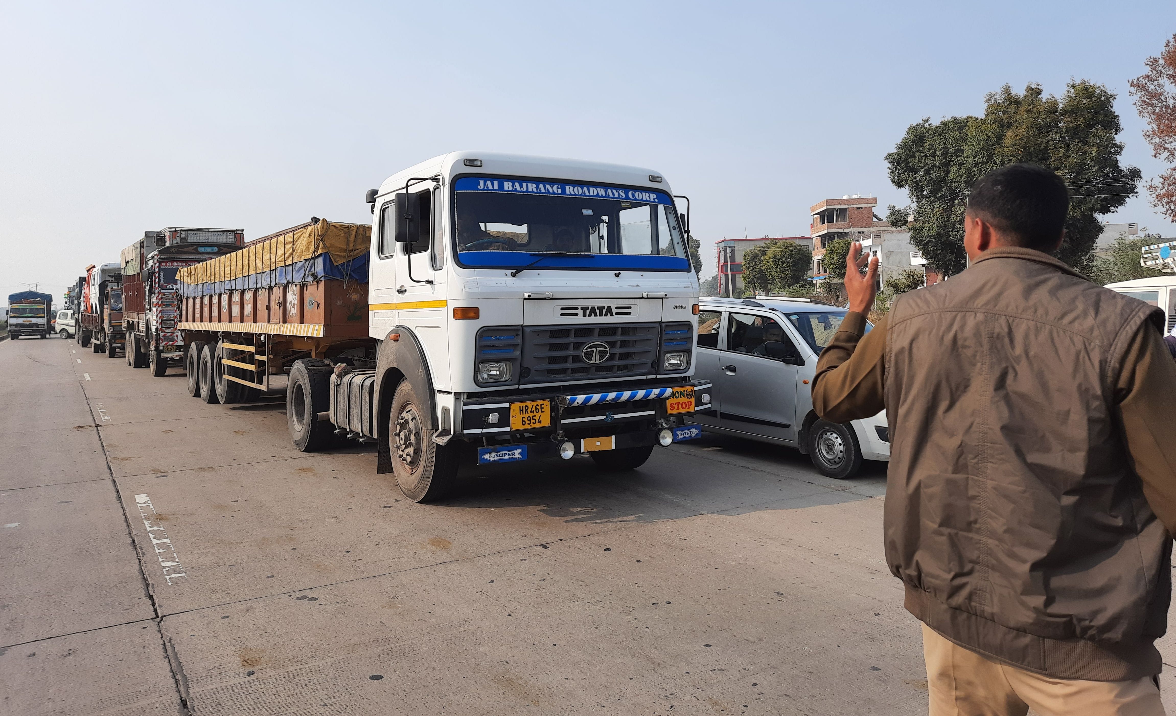 हाईवे पर रेंग कर निकलते वाहन। हाईवे पर रेंग कर निकलते वाहन।