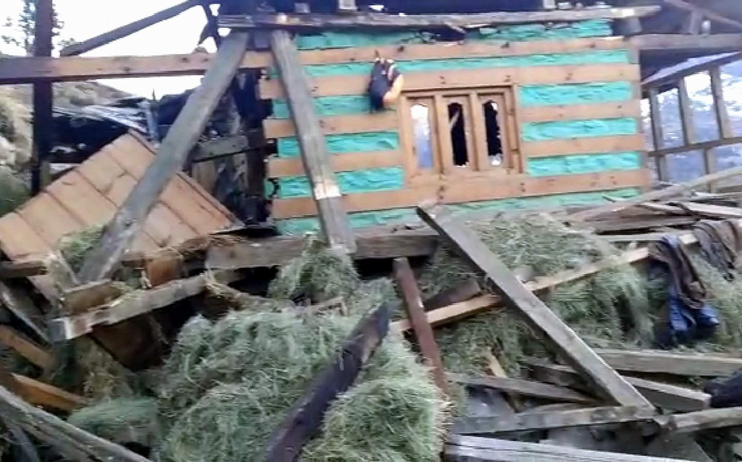 मोरी के हडवाड़ी में हुये भूस्खलन से आवासीय मकान हुआ क्षतिग्रस्त। मोरी के हडवाड़ी में हुये भूस्खलन से आवासीय मकान हुआ क्षतिग्रस्त।