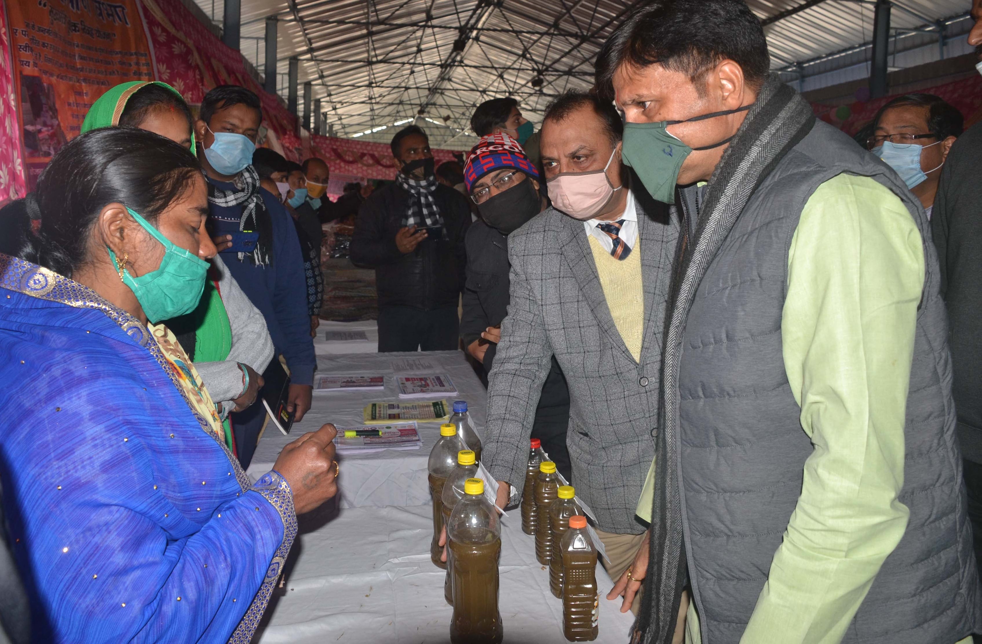 शामली नवीन मंडी परिसर में आयोजित कृषक मेले में लगी प्रदशर्नी को देखते विधायक तेजेन्द्र निर्वाल ? शामली नवीन मंडी परिसर में आयोजित कृषक मेले में लगी प्रदशर्नी को देखते विधायक तेजेन्द्र निर्वाल ?