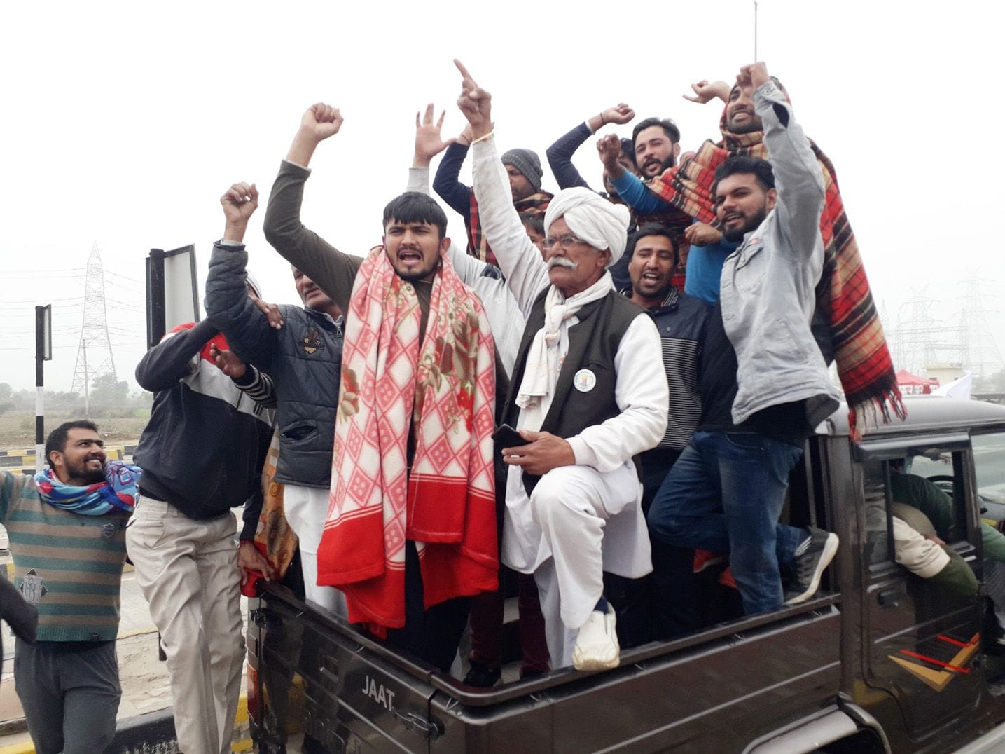  सरकार के खिलाफ नारेबाजी करते बुजुर्ग व युवा किसान।