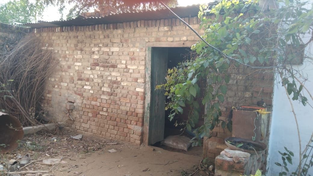धर्मस्थल के नजदीक इसी कोठरी में स्थित है कुआं। संवाद