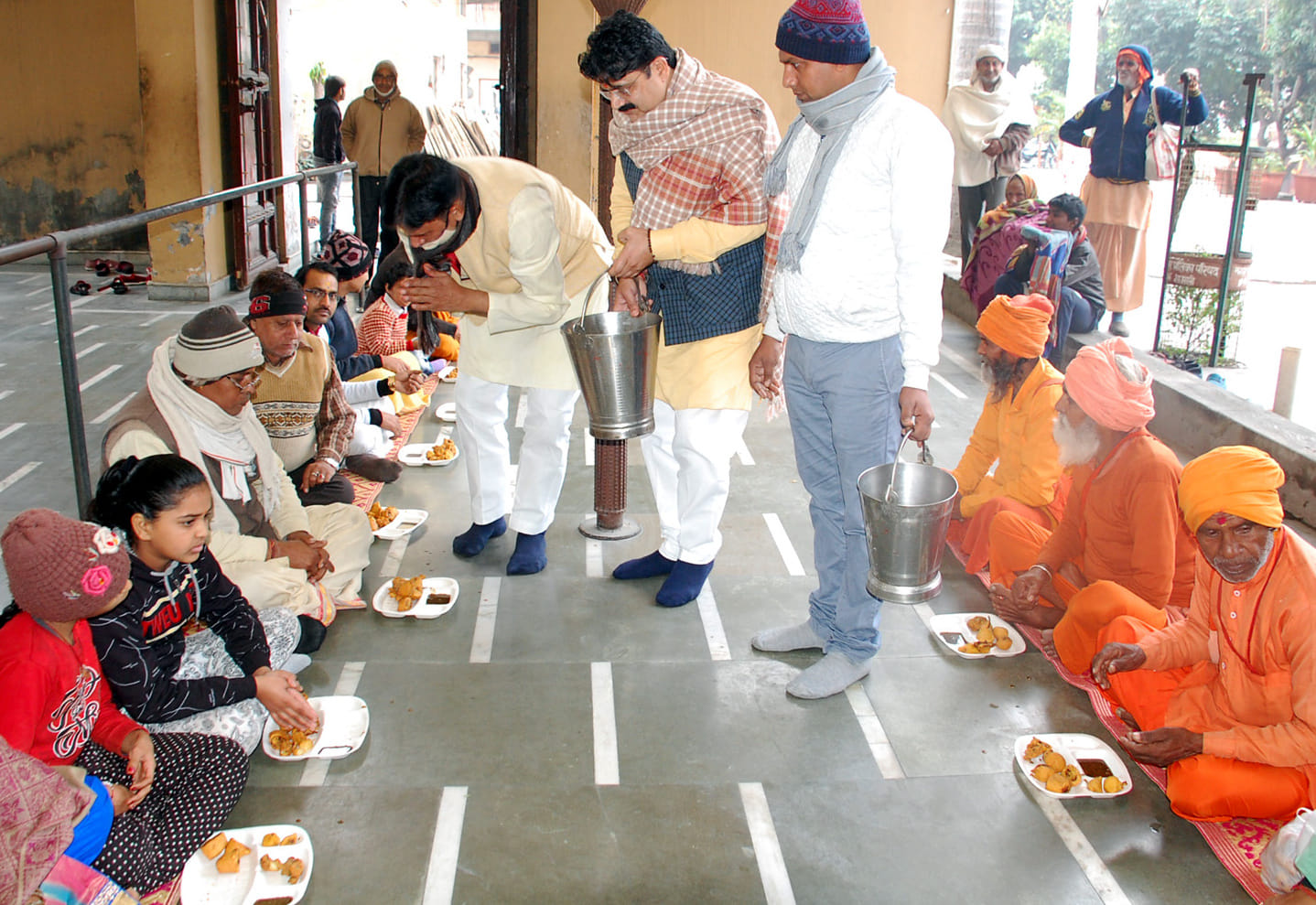 शामली  हनुमान टीला हनुमान धाम स्थित भगवान जगन्नाथ मंदिर  भंडारे में प्रशाद ग्रहण करते श्रद्वांल?
