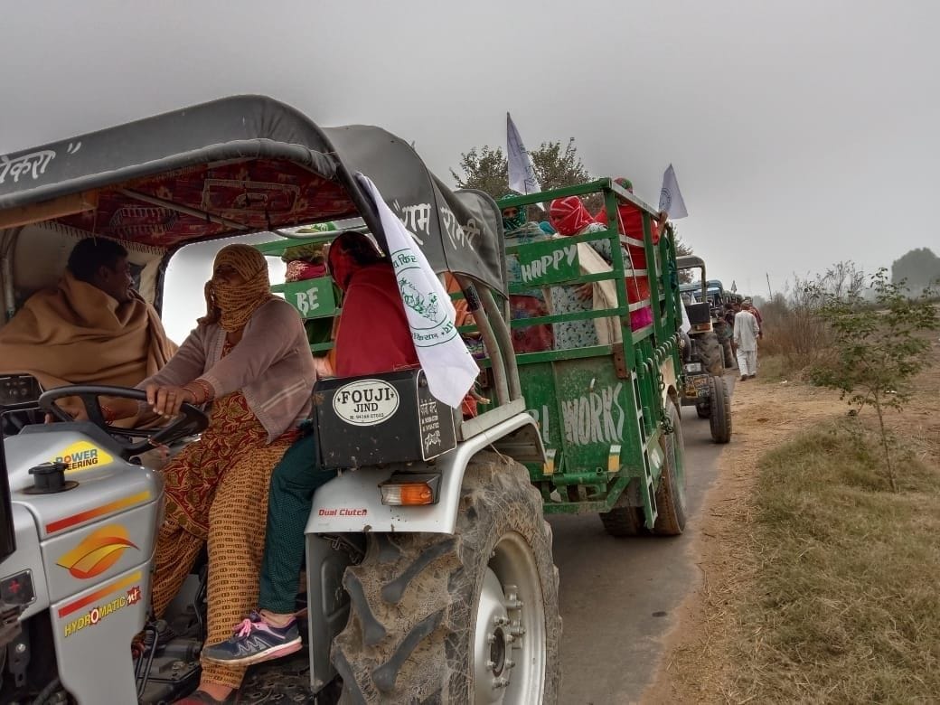 पोंकरी खेड़ी में ट्रैक्टर चलाने की ट्रेनिंग लेतीं महिलाएं। संवाद