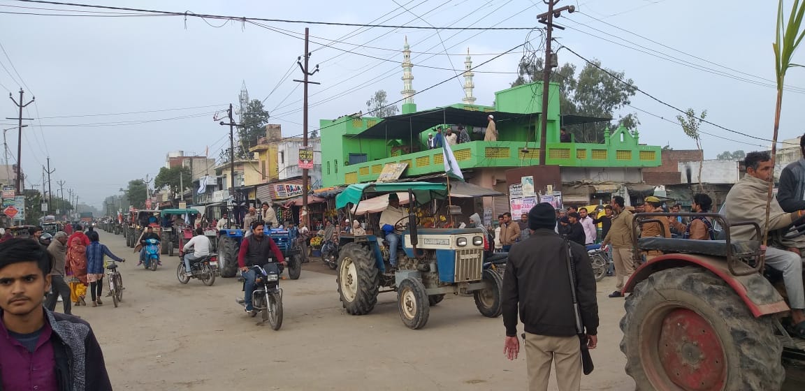 नानौता में ट्रैक्टर रैली निकालते किसान नानौता में ट्रैक्टर रैली निकालते किसान