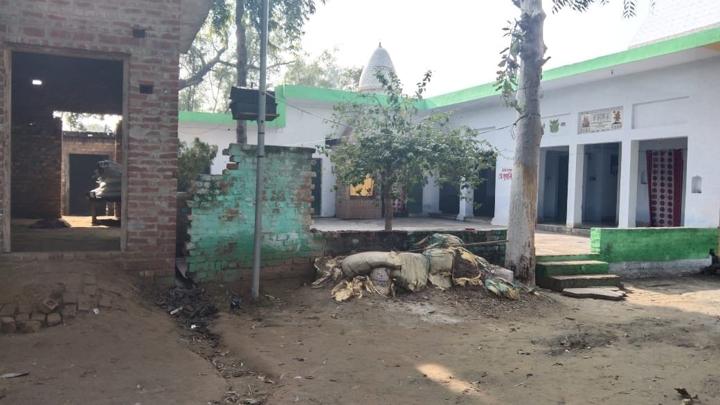 सुनसान पड़ा धर्मस्थल। संवाद
