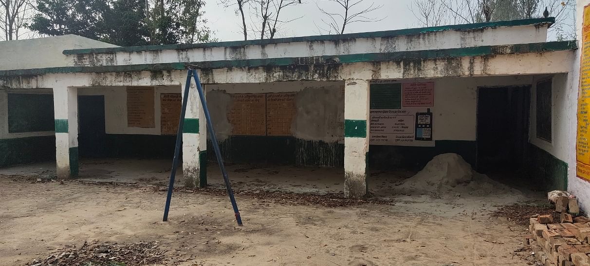जफरपुर गांव के स्कूल का जर्जर पड़ा भवन।