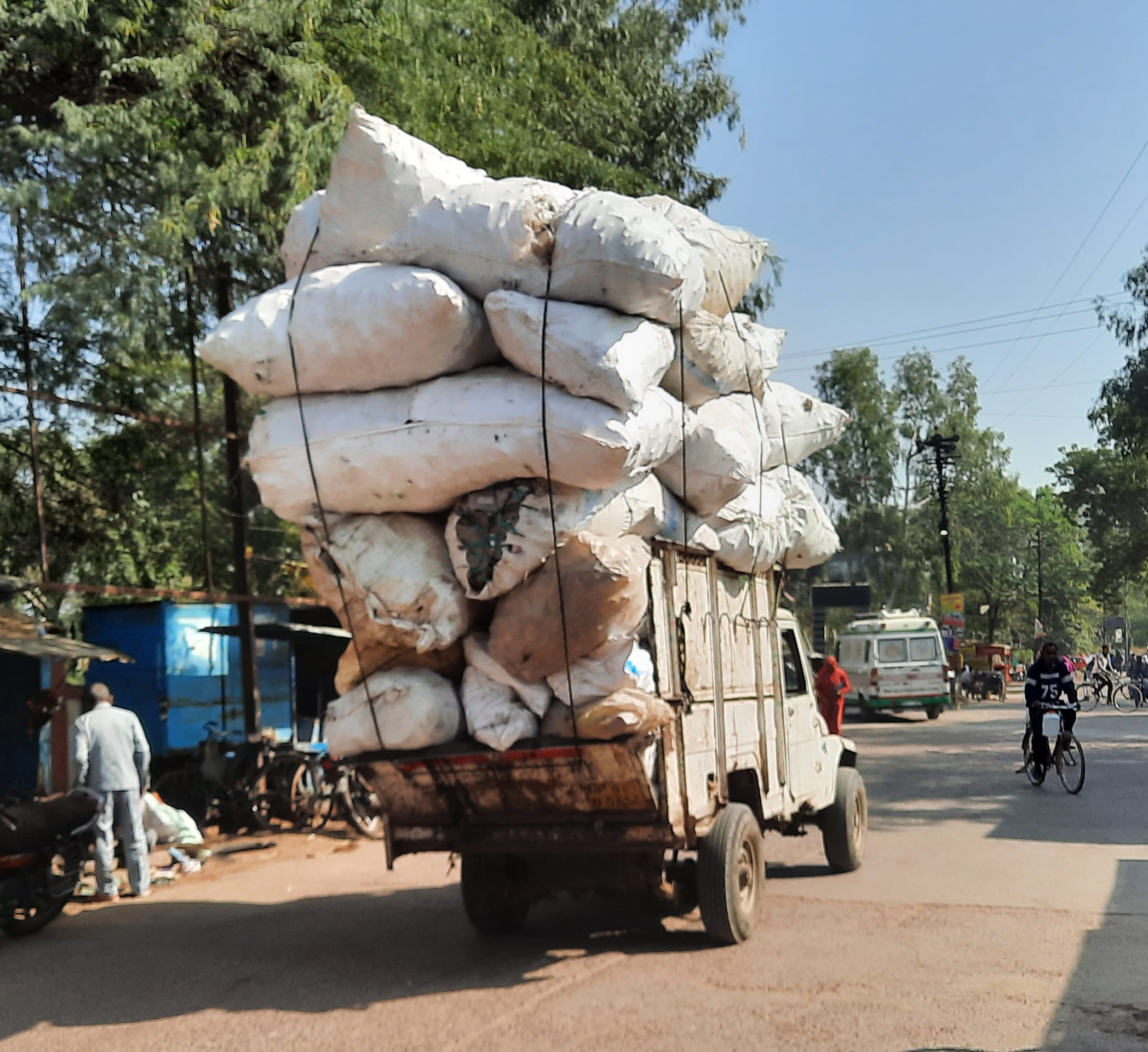 सड़क पर दौड़ रहे ओवर लोड वाहन सड़क पर दौड़ रहे ओवर लोड वाहन