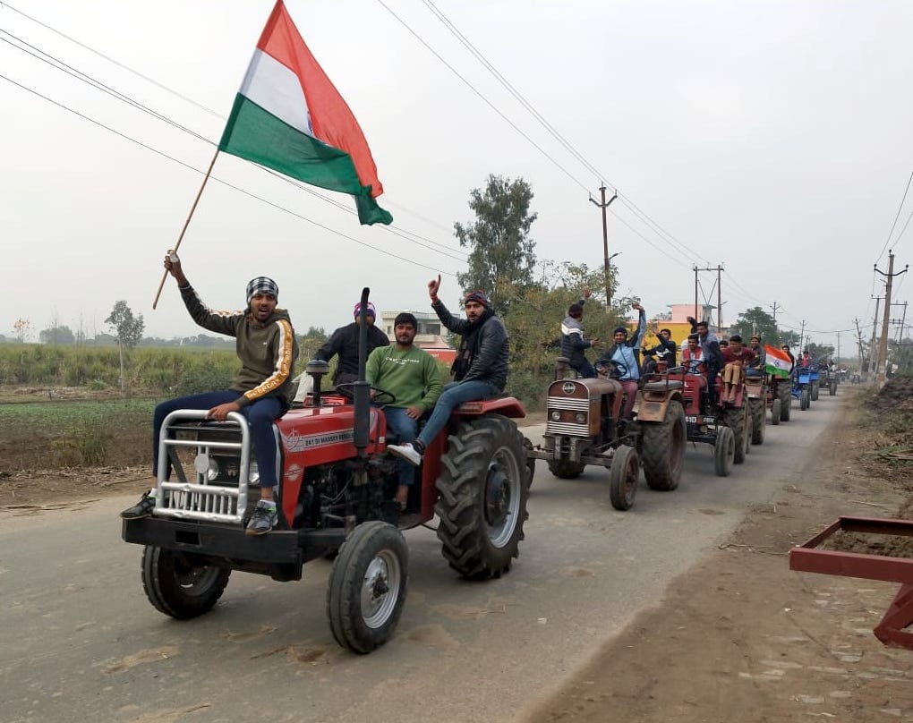 ऊन में ट्रैक्टर यात्रा निकालते किसान