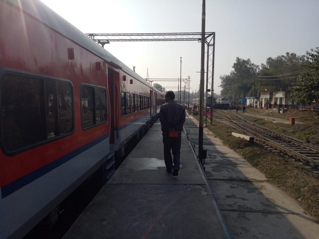 Khaskhabar/गुजरात के स्टैच्यू ऑफ यूनिटी केवड़िया तक चलने वाली पहली ट्रेन 09130 काशी-केवड़िया महामना को प्रधानमंत्री नरेंद्र मोदी रविवार की सुबह 11.20 बजे कैंट स्टेशन से वर्चुअली हरी झंडी दिखाकर रवाना करेंगे। वाराणसी से केवड़िया तक चलने वाली यह साप्ताहिक ट्रेन शुभारंभ वाले दिन ही यात्रियों से फुल होकर जाएगी। 