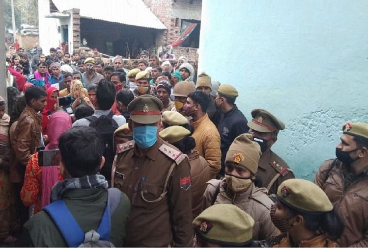 पीड़िता के घर बाहर लगी पुलिस और लोगों की भीड़