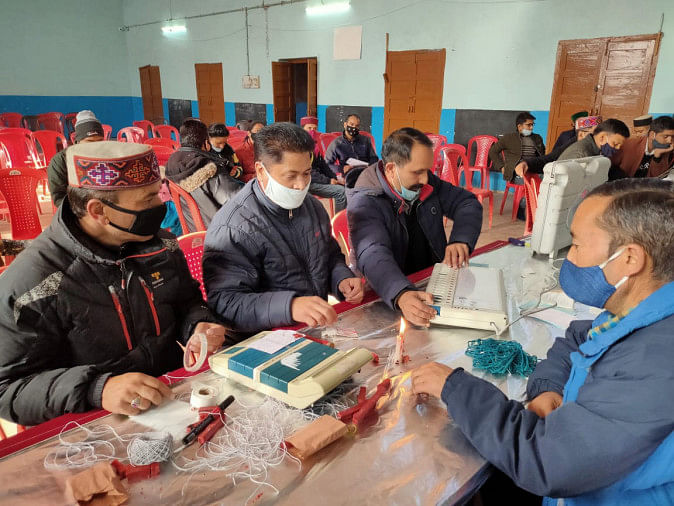 ईवीएम, स्ट्रांग रूम का किया निरीक्षण कुल्लू में नगर परिषद के चुनाव के लिए ईवीएम की रिहर्सल में जुटे कर्मचारी।