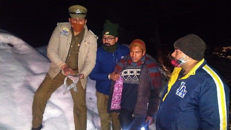 रिकांगपिओ में युवक से पकड़ी चरस रिकांगपिओ में पुलिस नेपाली से चरस बरामद करने के बाद गिरफतार करते हुए।