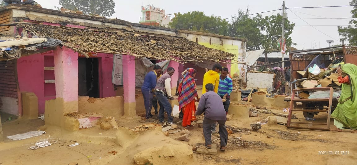कैप्सन - समान हटाते परिजन कैप्सन - समान हटाते परिजन