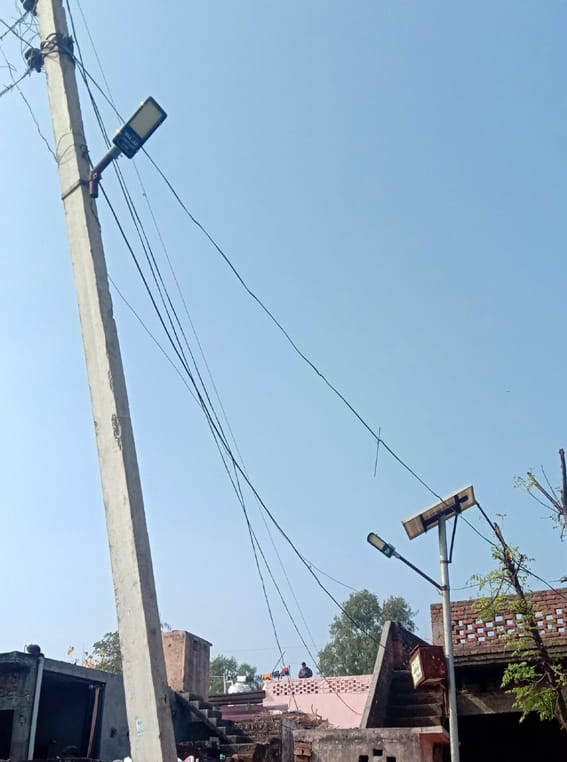 चक आमवाला में एलईडी लाइट के साथ ही सोलर लाइट भी। चक आमवाला में एलईडी लाइट के साथ ही सोलर लाइट भी।