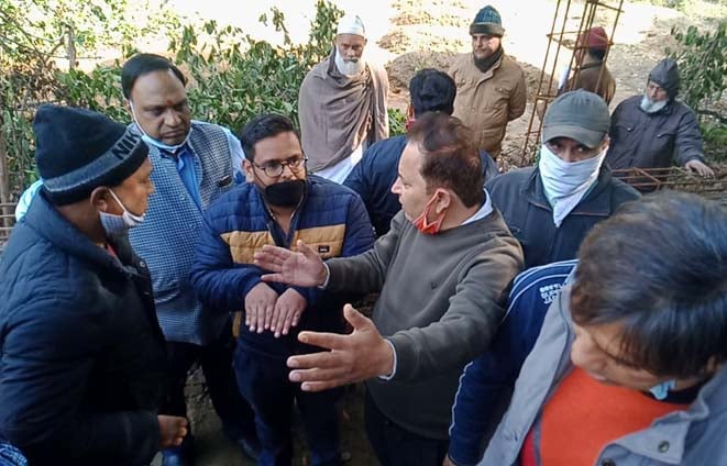 कंपनी बाग की दीवार मामले में रोष जताते भाजपाई कंपनी बाग की दीवार मामले में रोष जताते भाजपाई