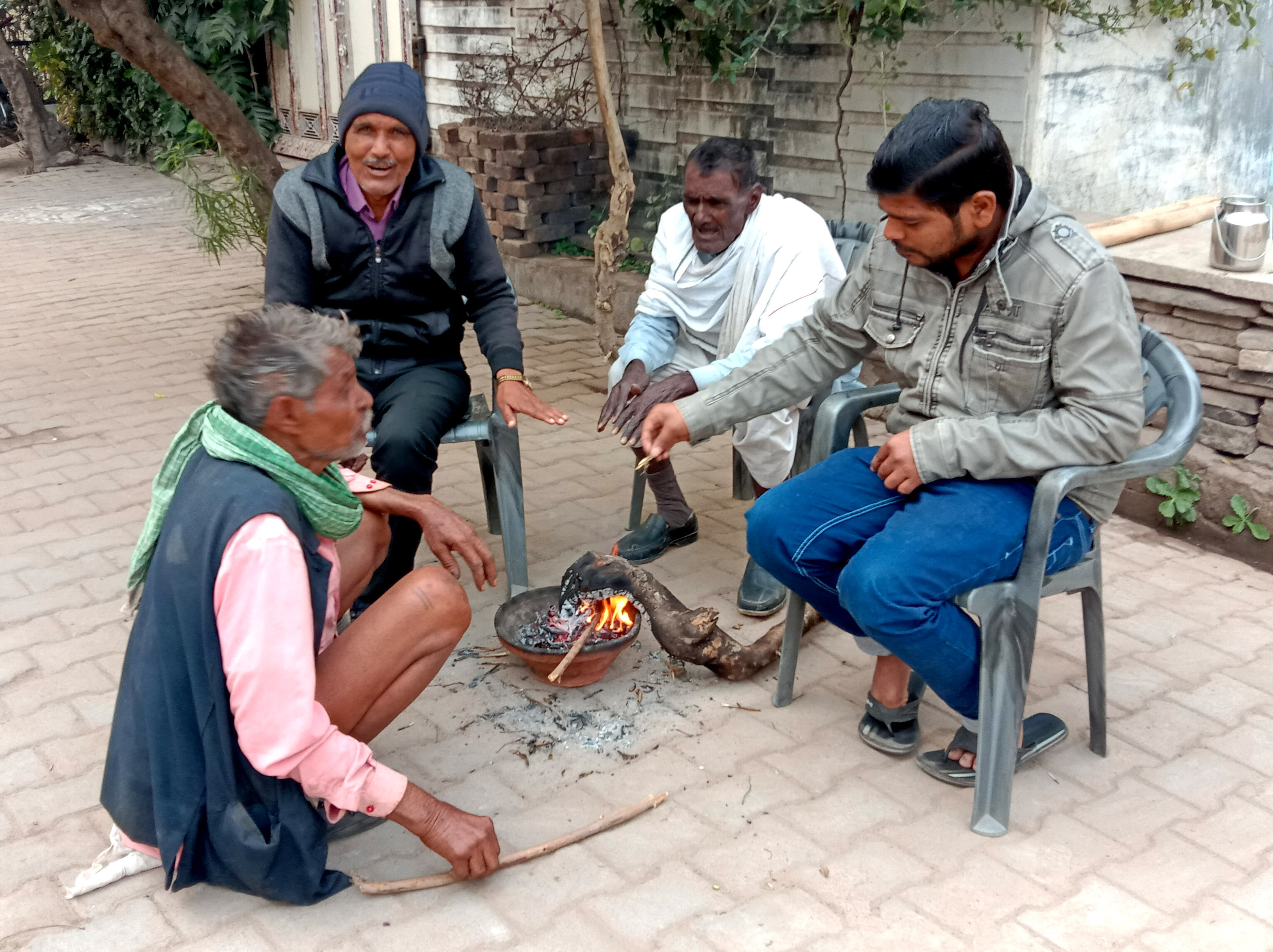 ठंड से बचने के लिए दिन में अलाव जलाकर आग तापते लोग ठंड से बचने के लिए दिन में अलाव जलाकर आग तापते लोग