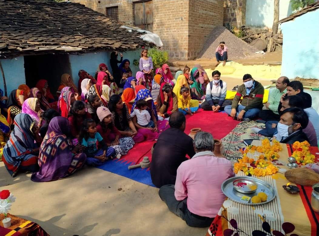 गेंदौरा में स्वयं सहायता समूह एवं ग्राम संगठन के बारे में जानकारी देते जिला मिशन प्रबंधक रवि दुब गेंदौरा में स्वयं सहायता समूह एवं ग्राम संगठन के बारे में जानकारी देते जिला मिशन प्रबंधक रवि दुब