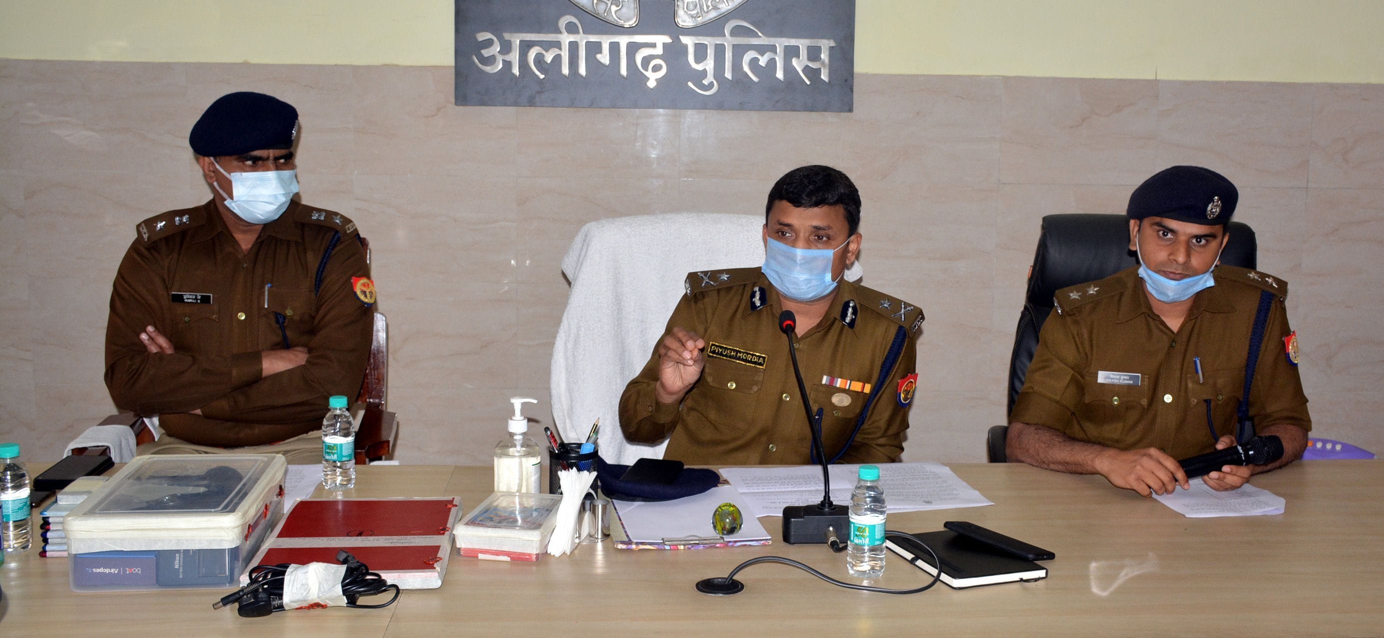 साइबर क्राइम घटना के खुलासे को लेकर प्रेसवार्ता में जानकारी देते आईजी पियूष मोर्डिया साइबर क्राइम घटना के खुलासे को लेकर प्रेसवार्ता में जानकारी देते आईजी पियूष मोर्डिया