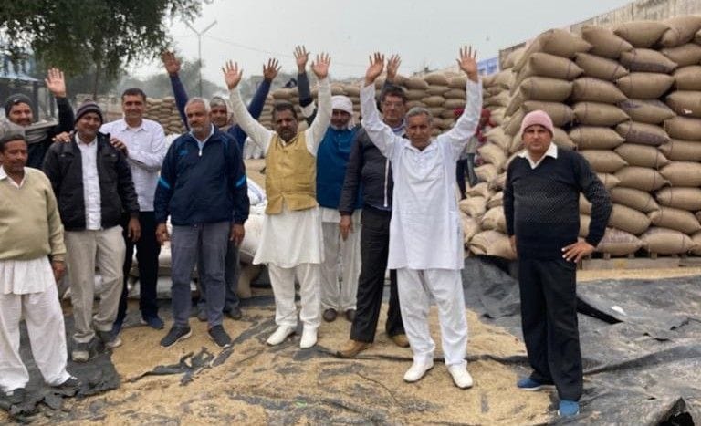 जूई मंडी में बाजरे का उठान न होने के विरोध में रोष व्यक्त करते आढ़ती। जूई मंडी में बाजरे का उठान न होने के विरोध में रोष व्यक्त करते आढ़ती।