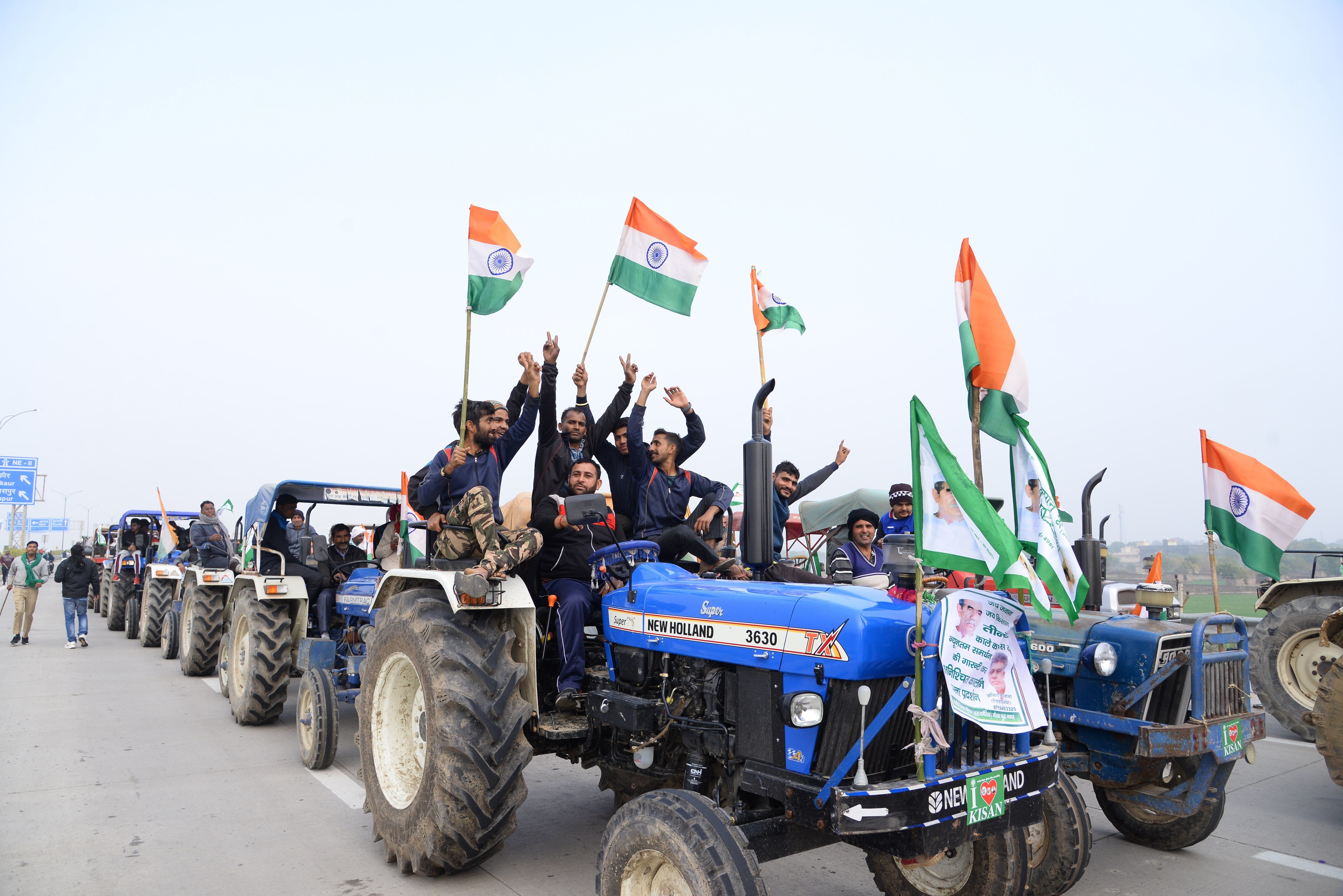 ईस्टर्न पेरिफेरल एक्सप्रेसवे पर ट्रैक्टर रैली निकालते किसान। ईस्टर्न पेरिफेरल एक्सप्रेसवे पर ट्रैक्टर रैली निकालते किसान।