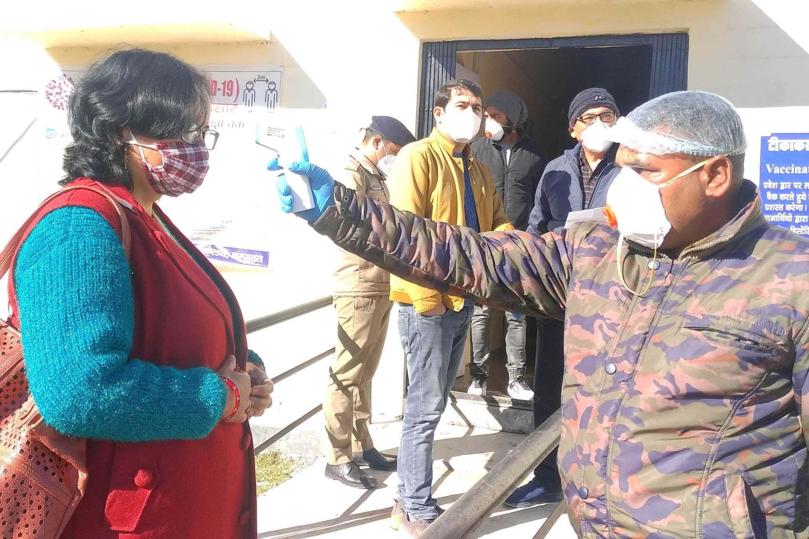 चंपावत जिला अस्पताल में कोविड टीकाकरण के ड्राई रन में प्रतीक्षा कक्ष में भेजे जाने से पहले डॉक्ट? चंपावत जिला अस्पताल में कोविड टीकाकरण के ड्राई रन में प्रतीक्षा कक्ष में भेजे जाने से पहले डॉक्ट?