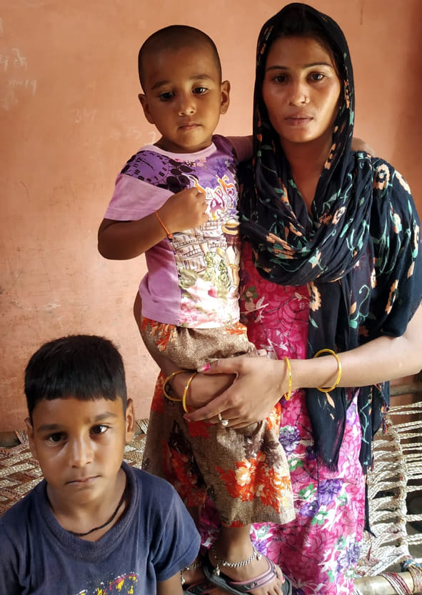 जहरीली शराब कांड की पीड़िता माया और उसके बच्चे। जहरीली शराब कांड की पीड़िता माया और उसके बच्चे।